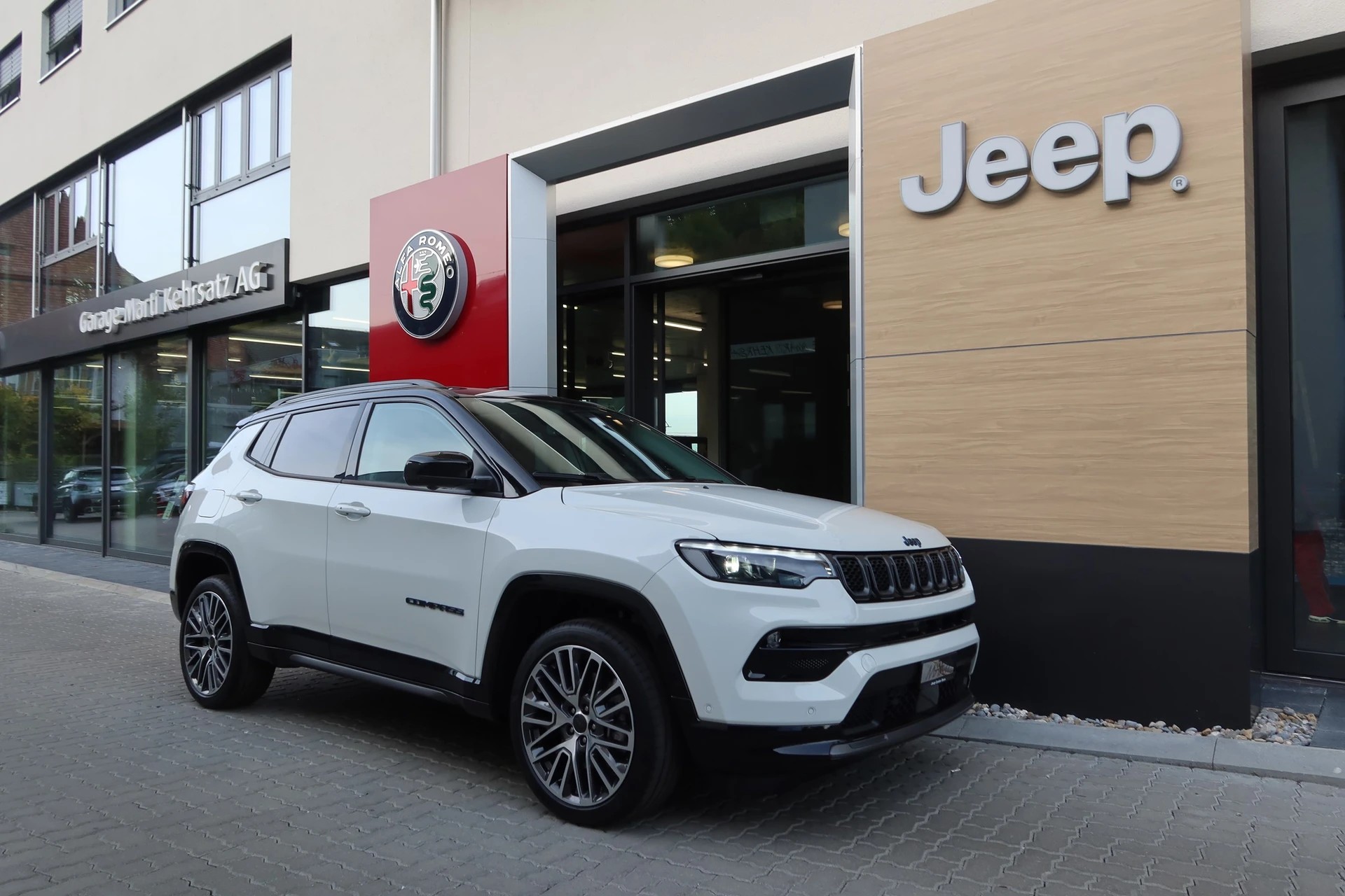 JEEP Compass 1.3 PHEV Summ Sky (SUV / Geländewagen) Jeep JEEP Compass 1.3 PHEV Summ Sky (SUV / Geländewagen)