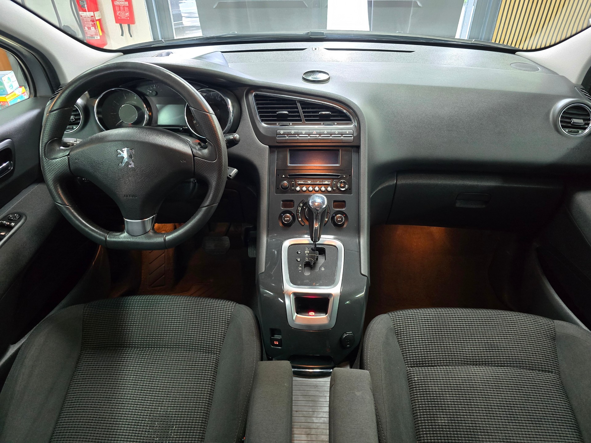 PEUGEOT 5008 1.6 16V T Allure Automatic-image-11