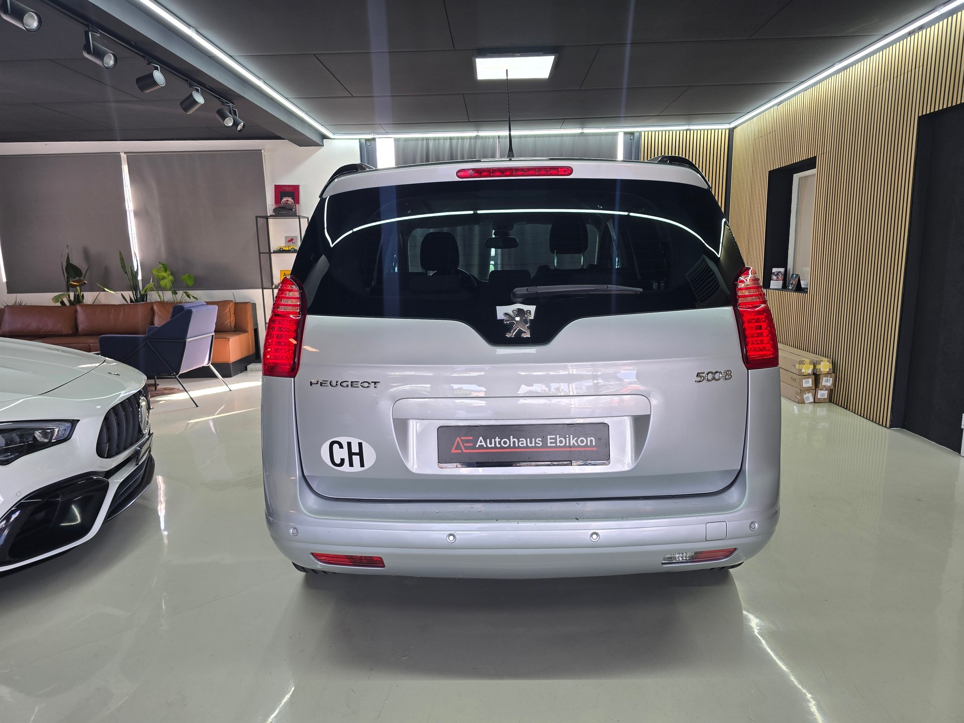 PEUGEOT 5008 1.6 16V T Allure Automatic-image-5