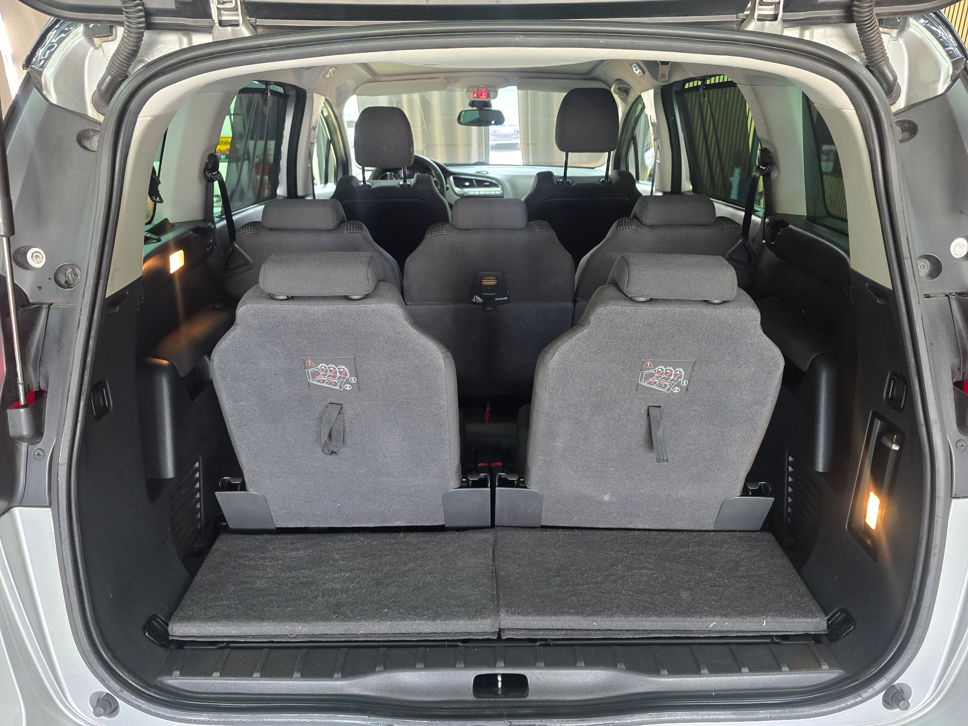 PEUGEOT 5008 1.6 16V T Allure Automatic-image-16