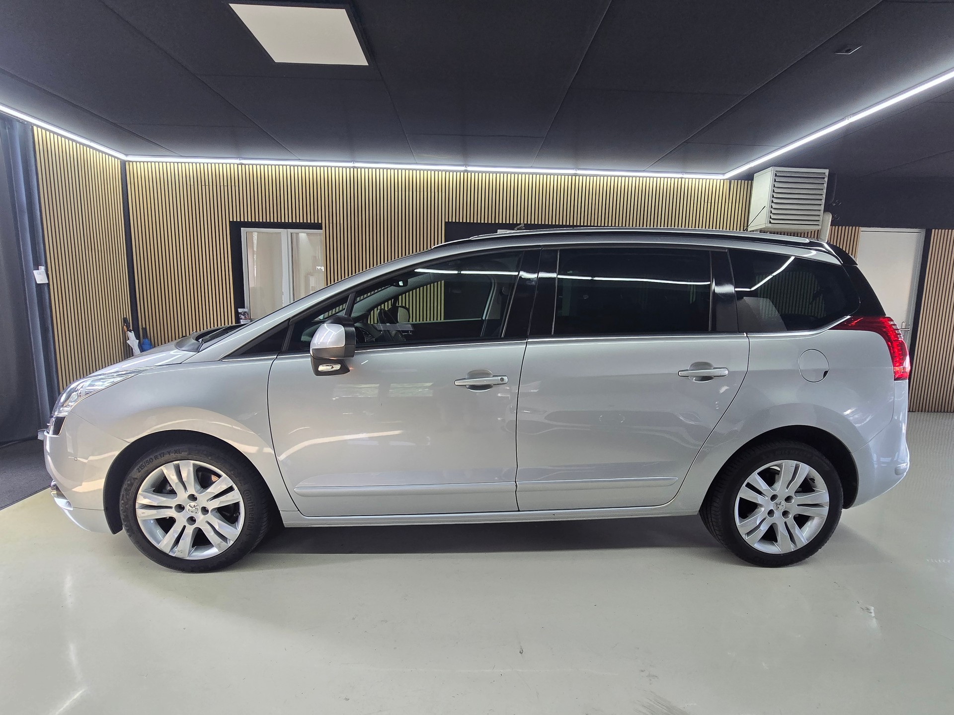 PEUGEOT 5008 1.6 16V T Allure Automatic-showroom-element-3