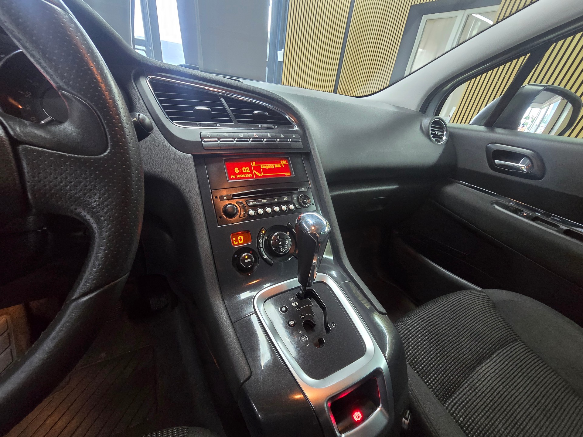 PEUGEOT 5008 1.6 16V T Allure Automatic-image-12
