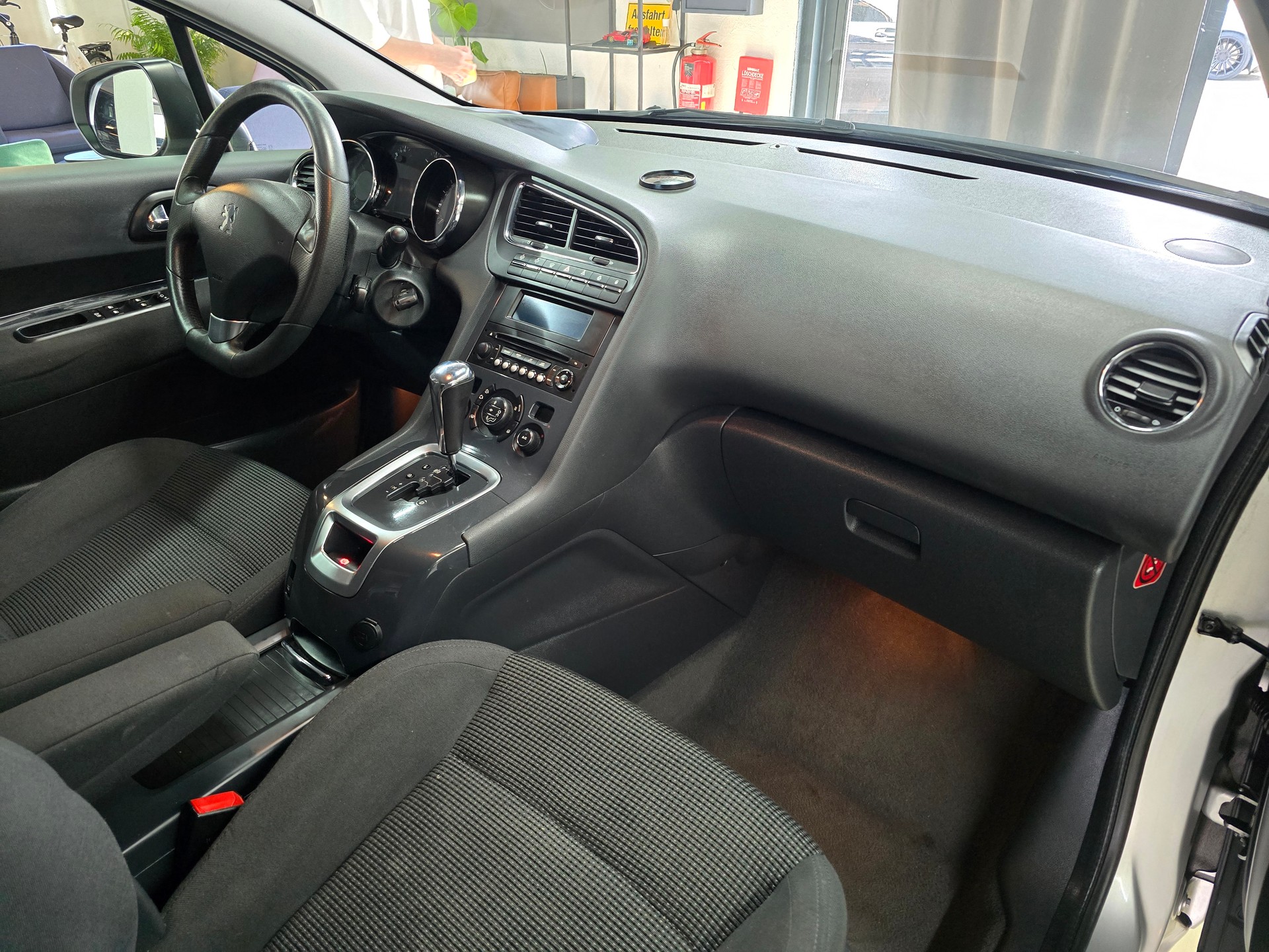 PEUGEOT 5008 1.6 16V T Allure Automatic-image-8