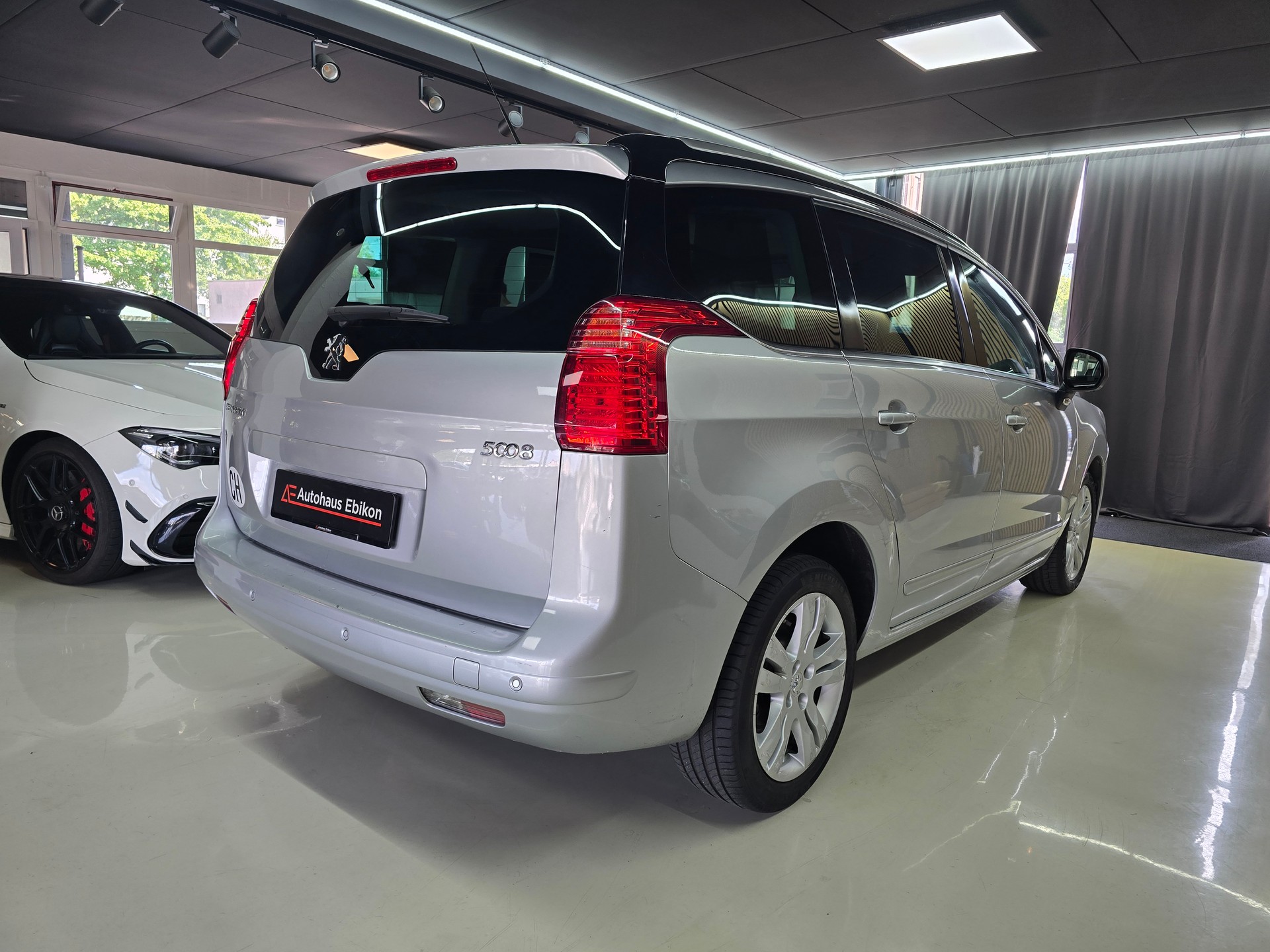 PEUGEOT 5008 1.6 16V T Allure Automatic-image-6