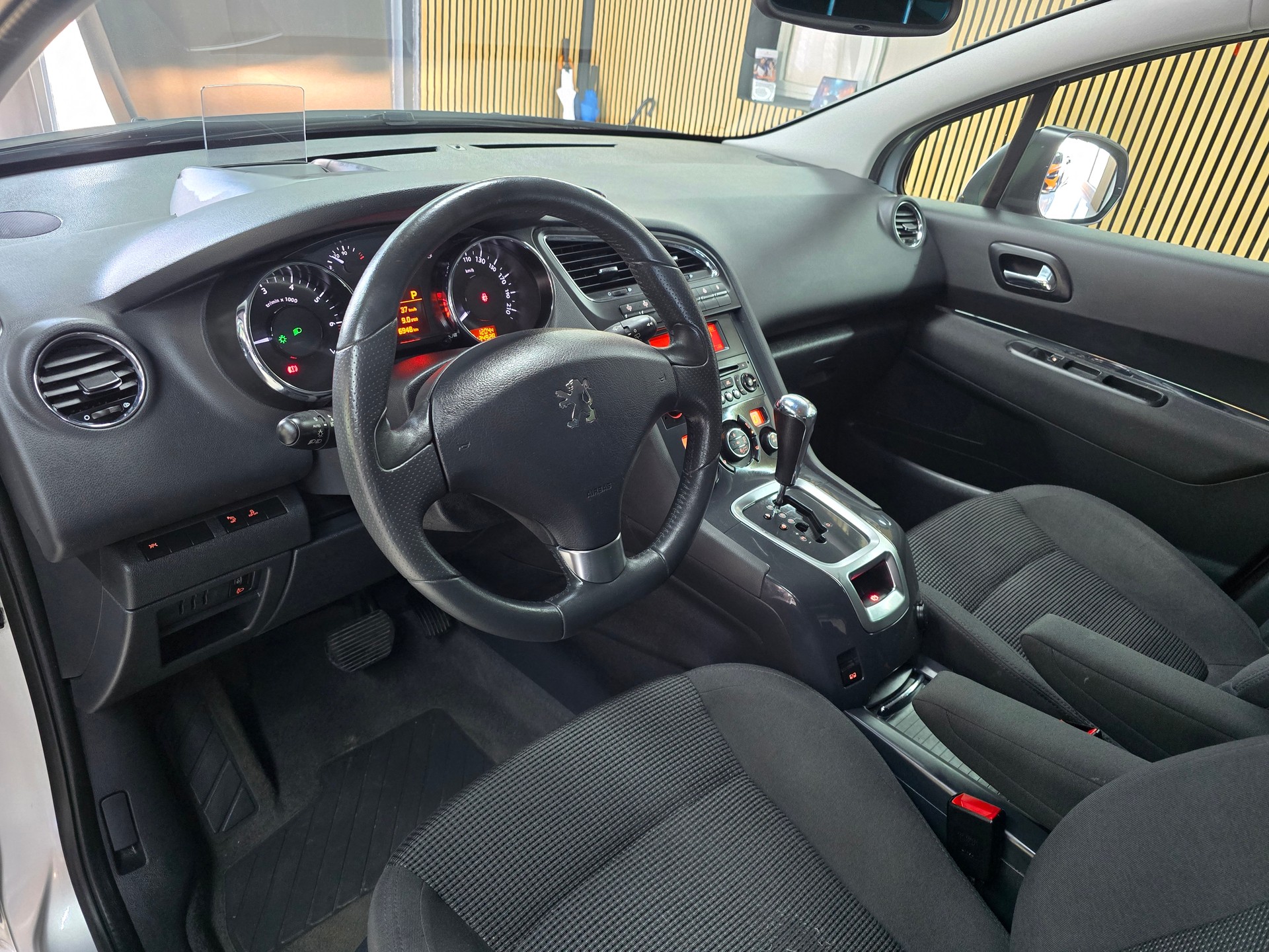 PEUGEOT 5008 1.6 16V T Allure Automatic-image-7