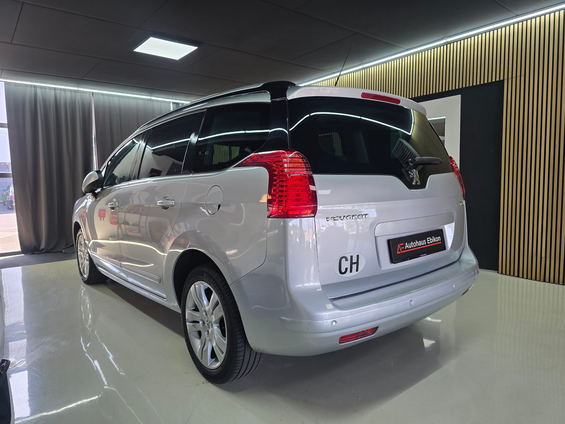 PEUGEOT 5008 1.6 16V T Allure Automatic-image-4