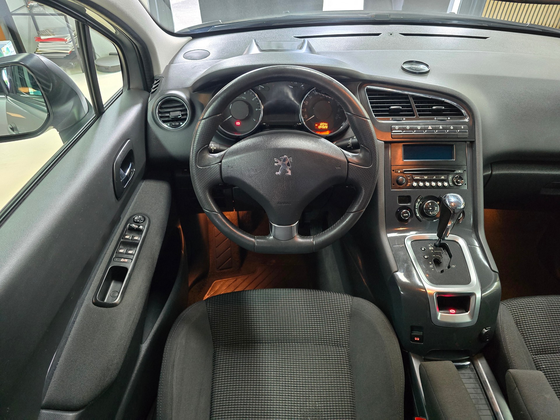 PEUGEOT 5008 1.6 16V T Allure Automatic-image-10