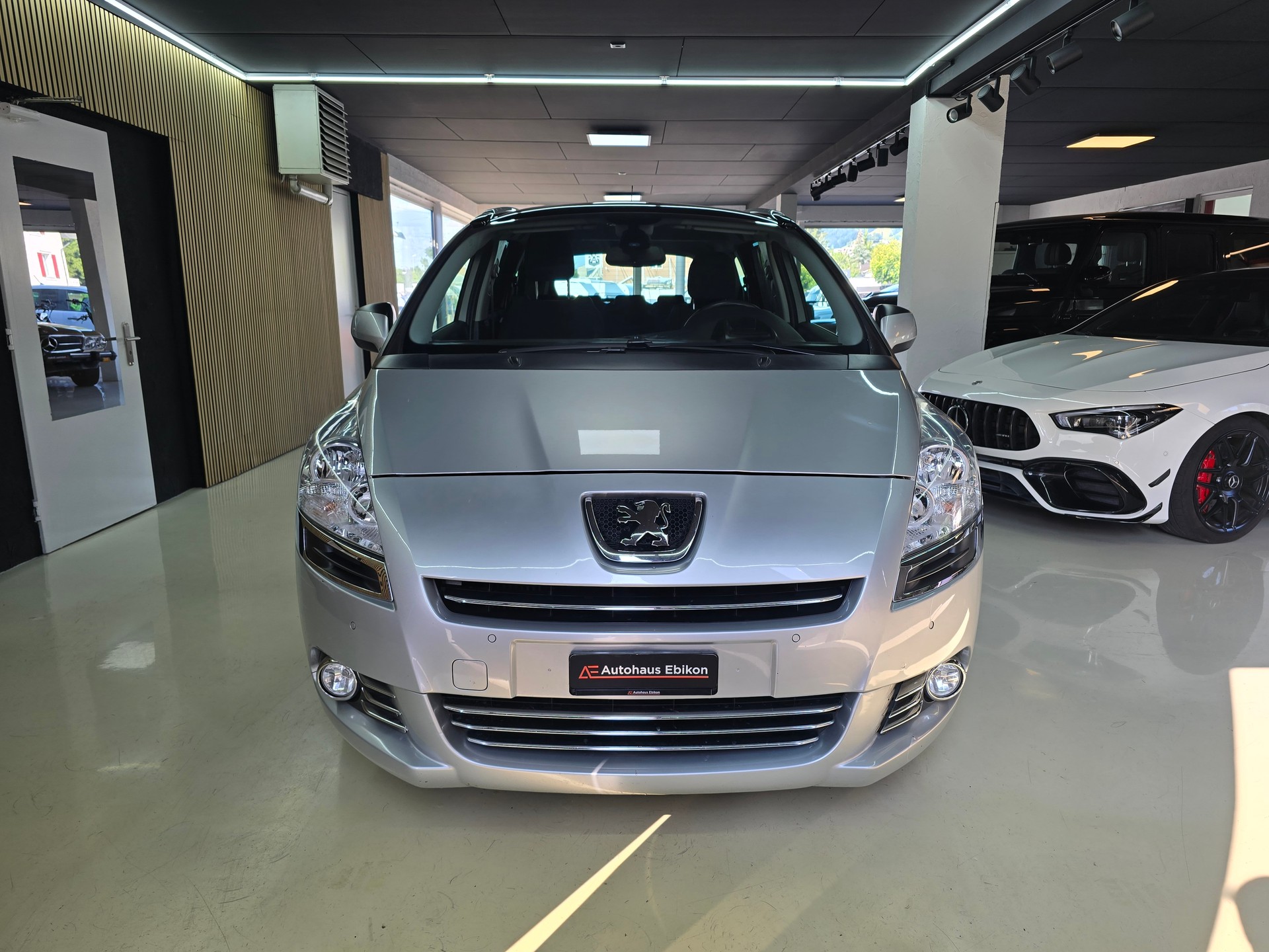 PEUGEOT 5008 1.6 16V T Allure Automatic-showroom-element-1