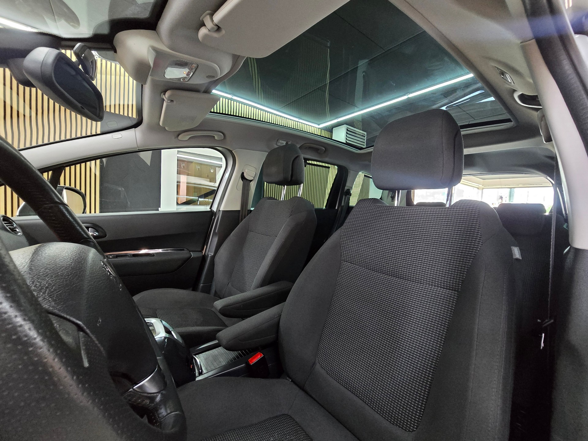 PEUGEOT 5008 1.6 16V T Allure Automatic-image-9