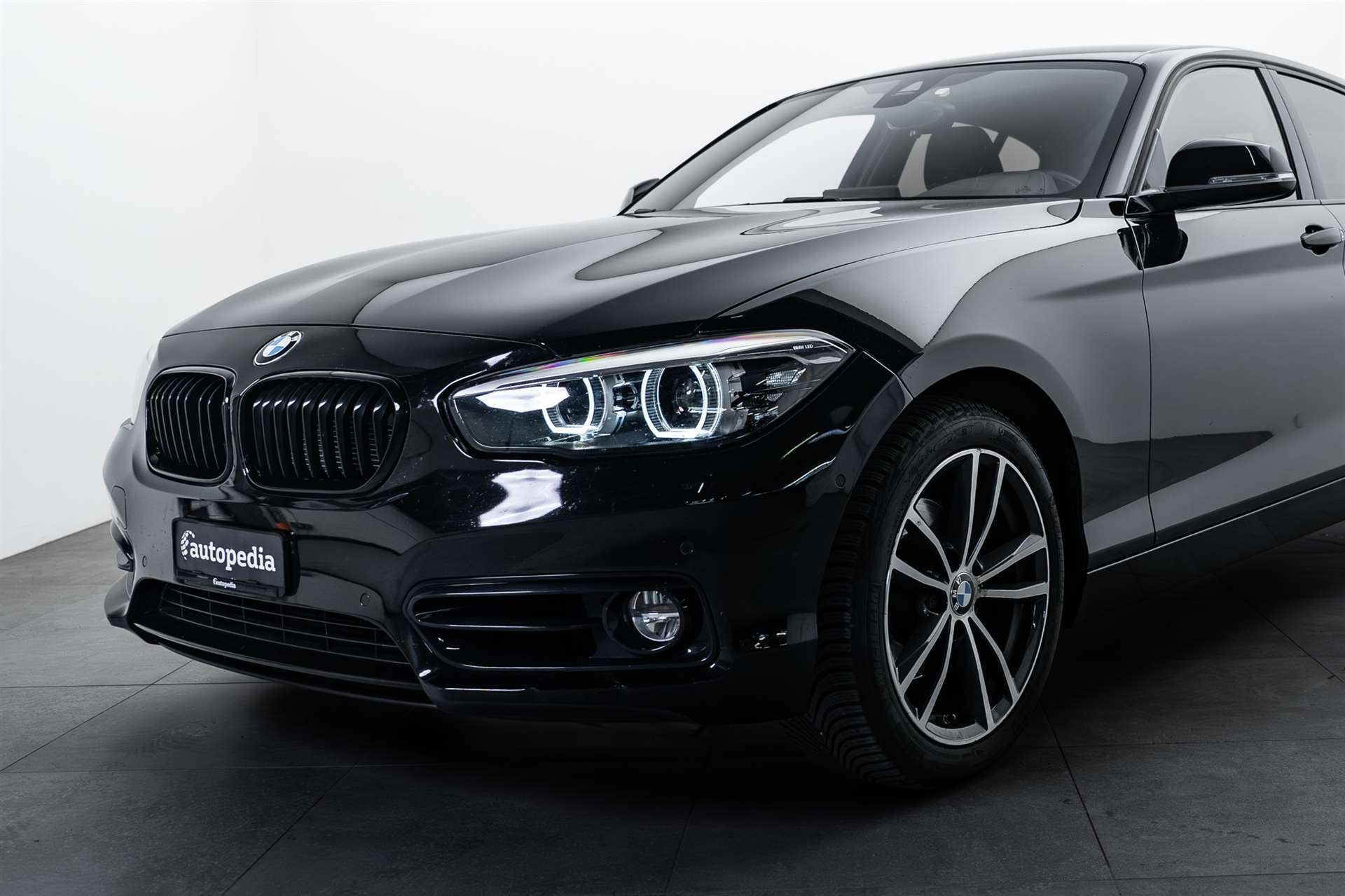 BMW 118d xDrive Edition Sport Line-showroom-element-1