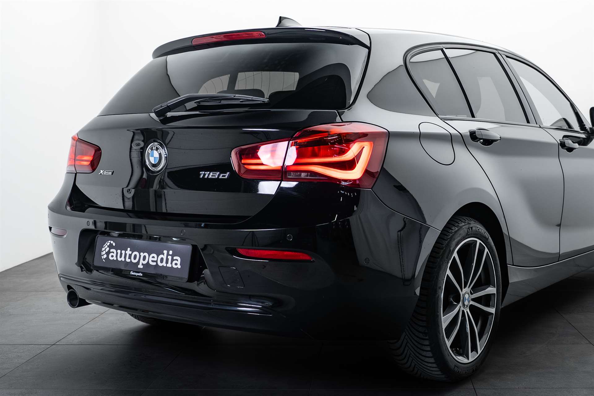 BMW 118d xDrive Edition Sport Line-showroom-element-3