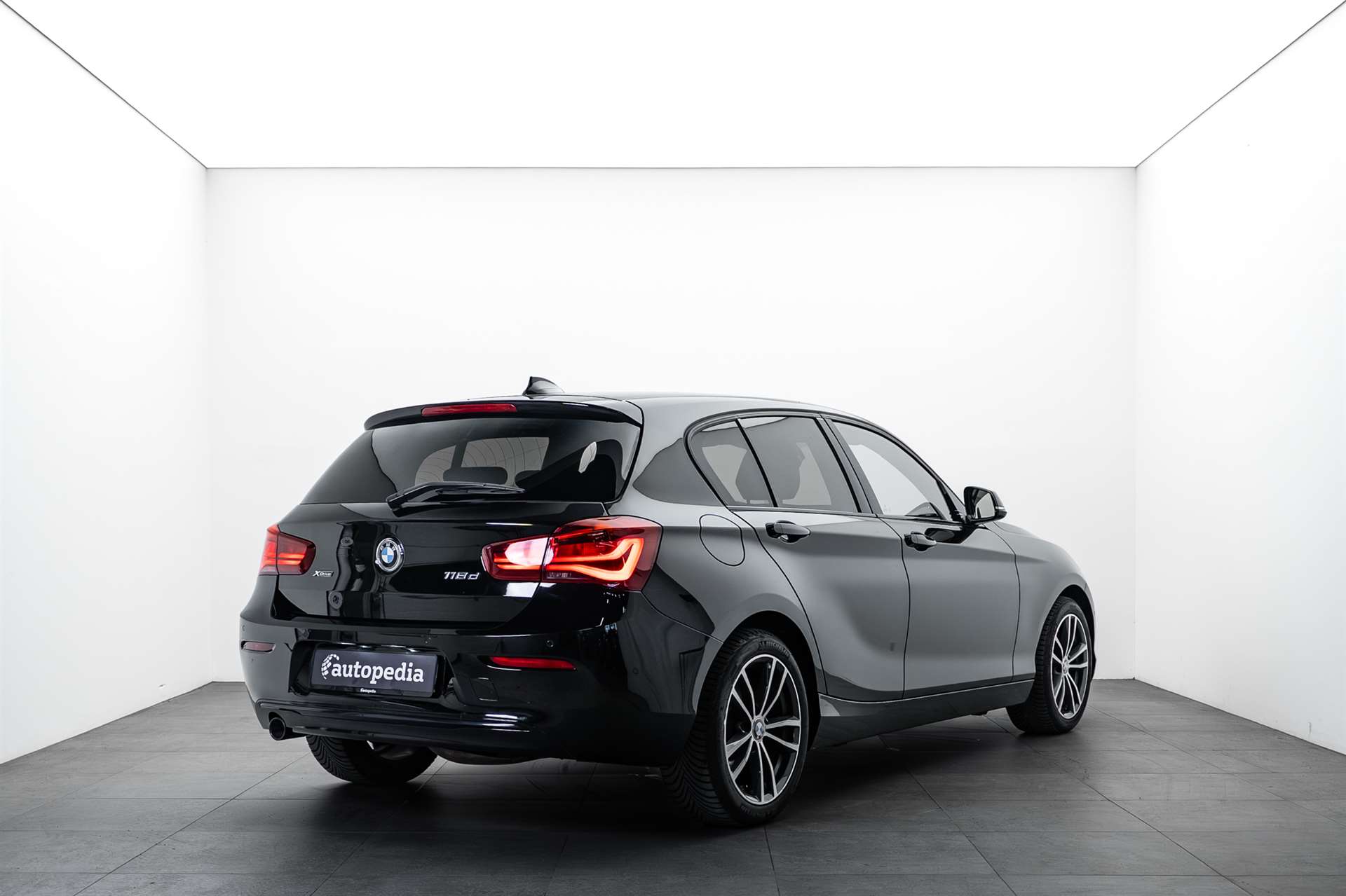 BMW 118d xDrive Edition Sport Line-showroom-element-2
