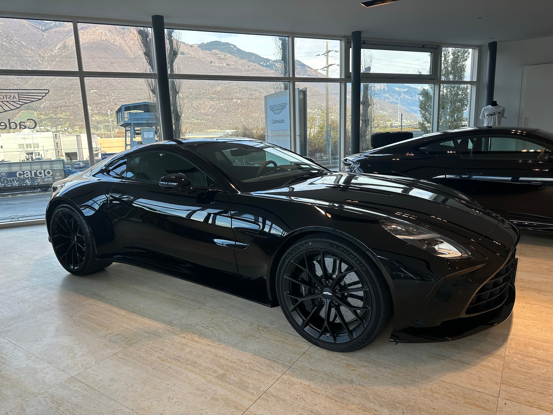 ASTON MARTIN New Vantage MY25 665 PS with Carbon-ceramic  Brakes