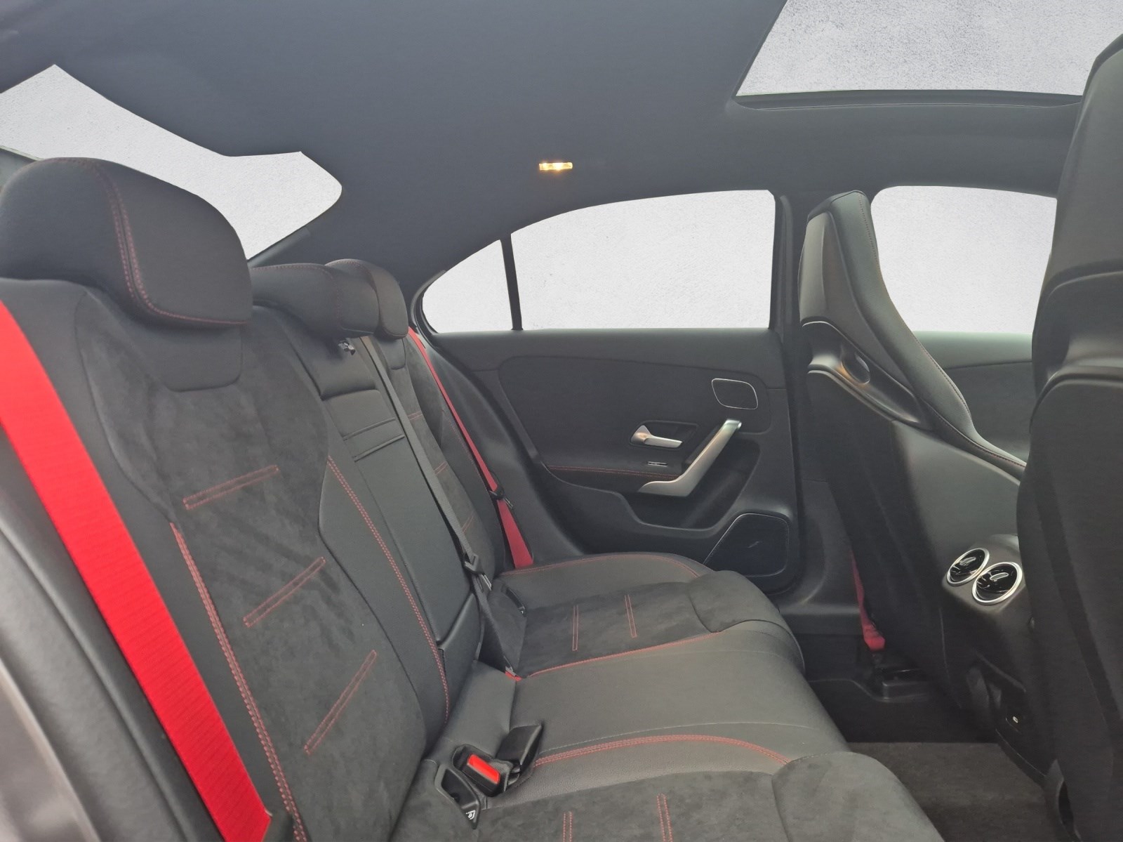 MERCEDES-BENZ A 35 AMG 4Matic Limousine-image-10