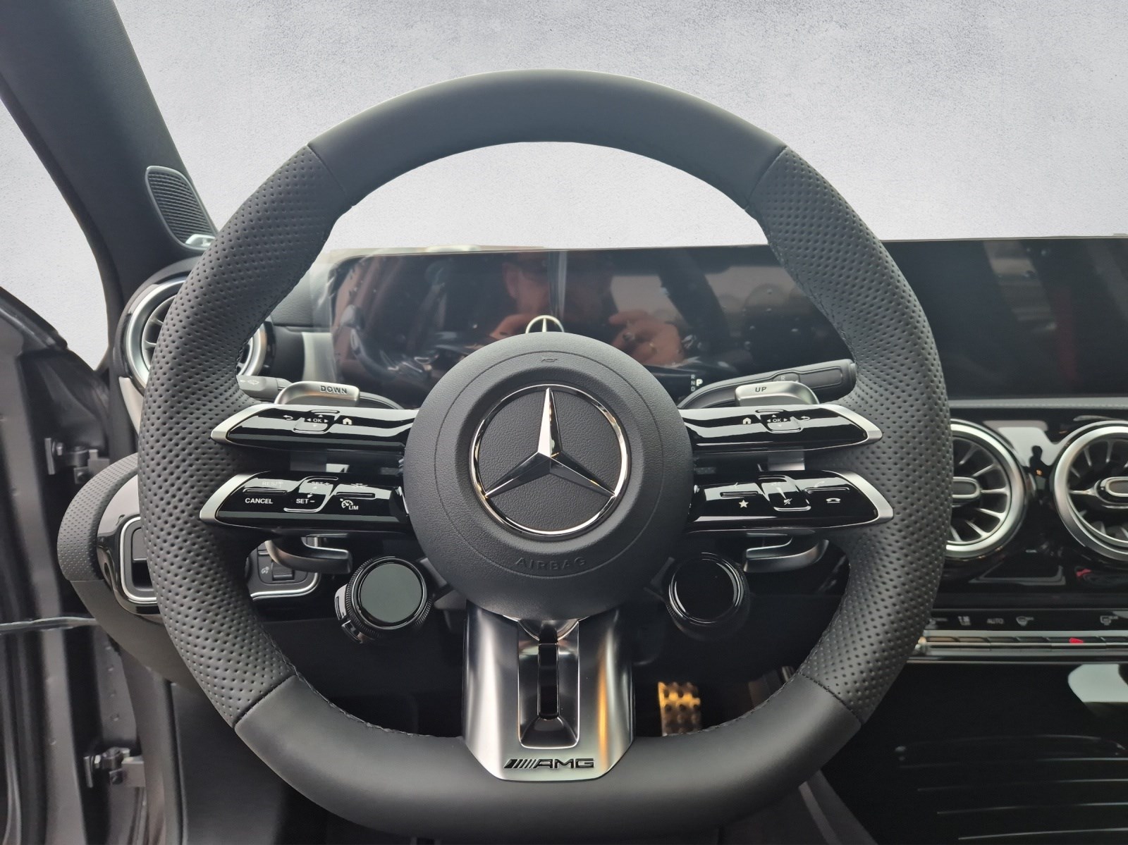 MERCEDES-BENZ A 35 AMG 4Matic Limousine-image-9