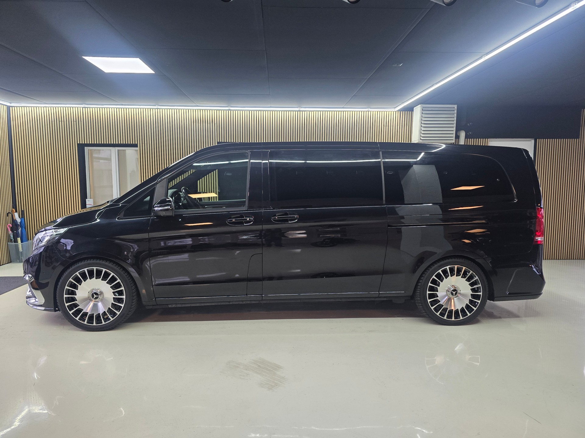 MERCEDES-BENZ V 300 d extralang Avantgarde 9G-Tronic-showroom-element-3