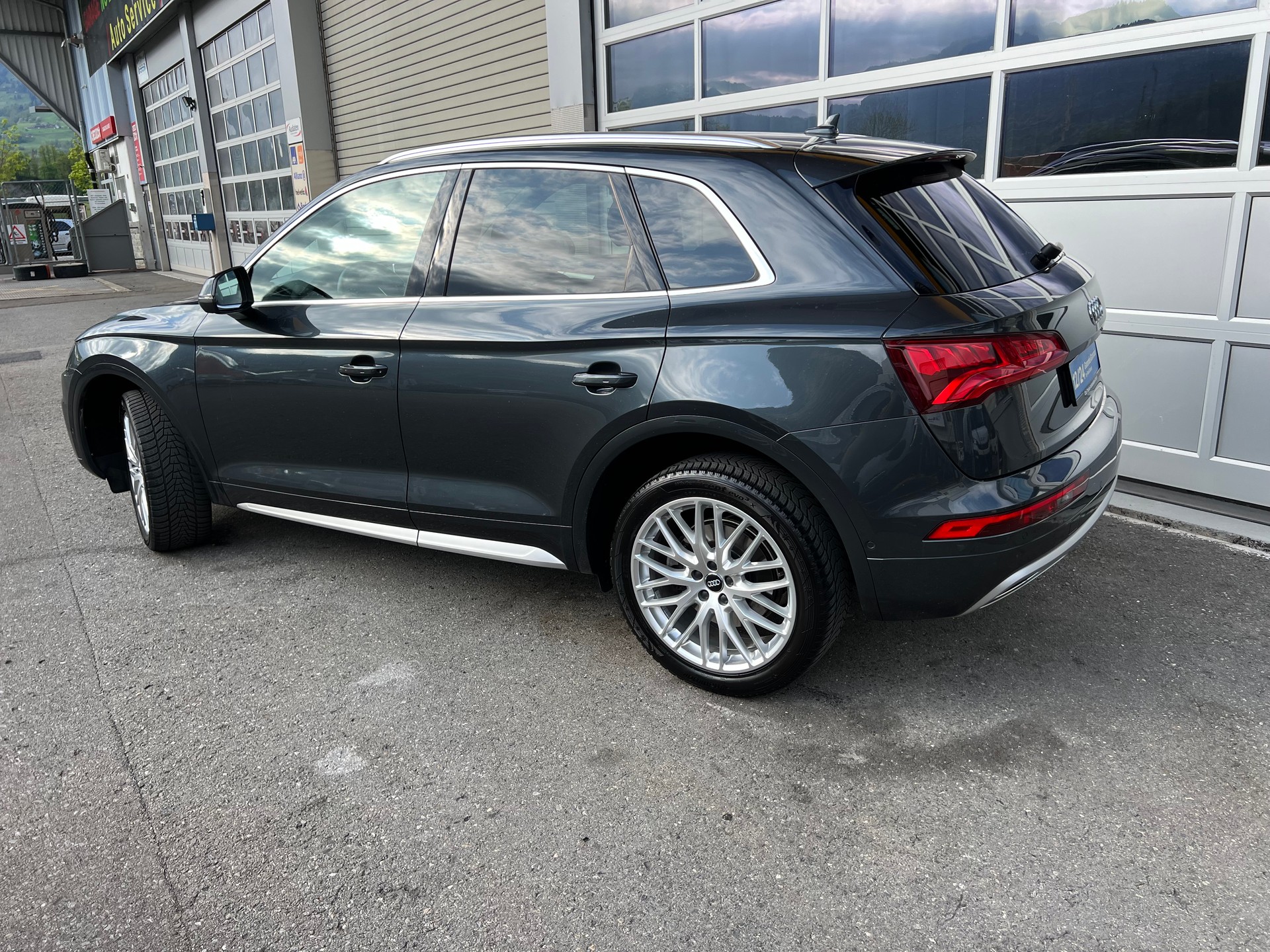 AUDI Q5 40 TDI sport quattro S-tronic *** frisch ab MFK * 1 Jahr Garantie ***-showroom-element-3