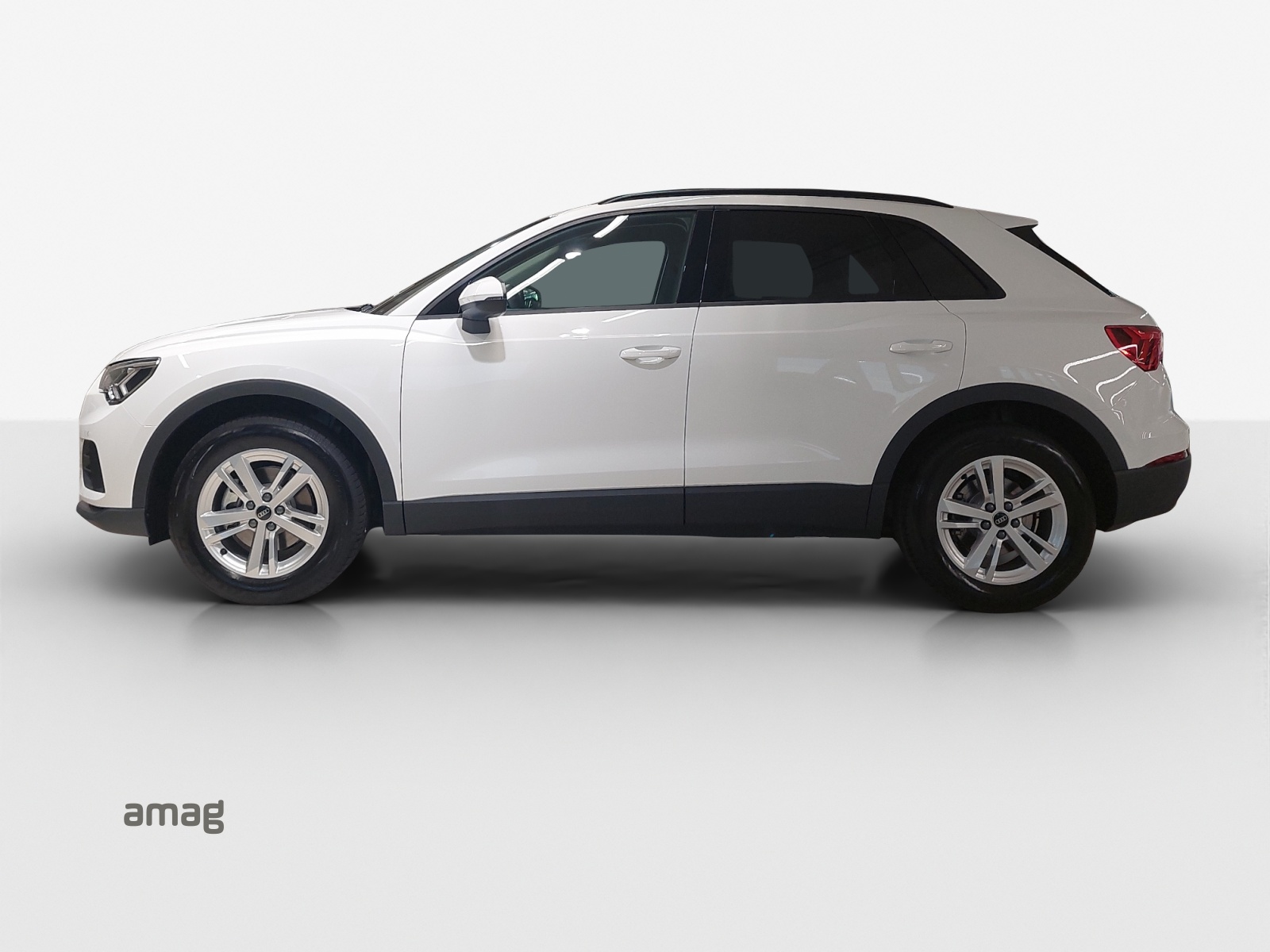 AUDI Q3 35 TFSI Attraction S-tronic-showroom-element-1