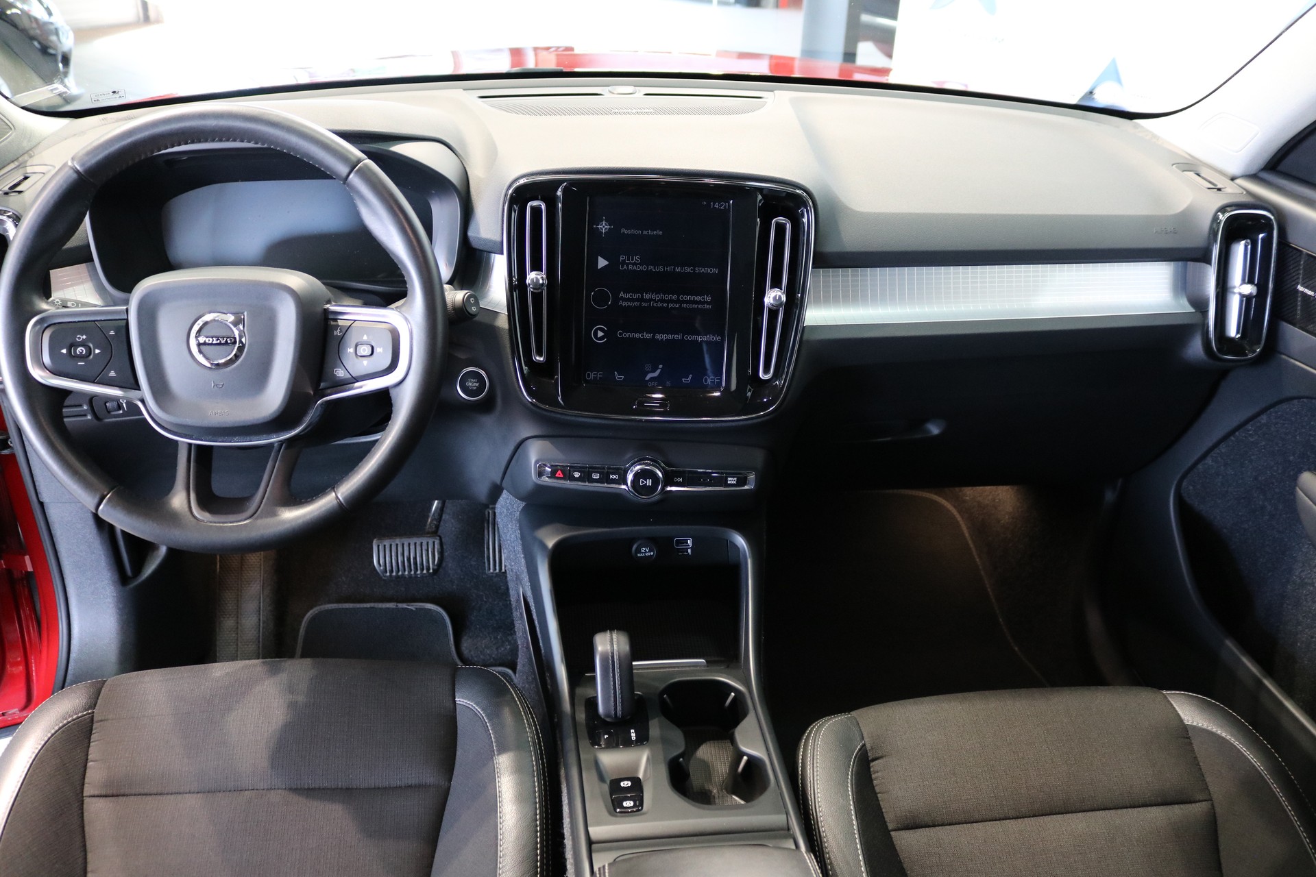 VOLVO XC40 D4 AWD Momentum Geartronic-showroom-element-1