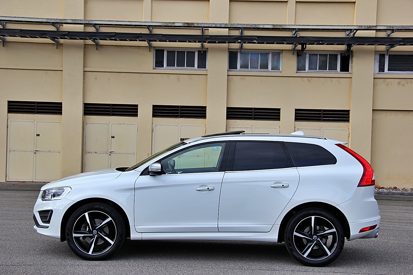 VOLVO XC60 D5 AWD Summum R-Design Geartronic-showroom-element-1