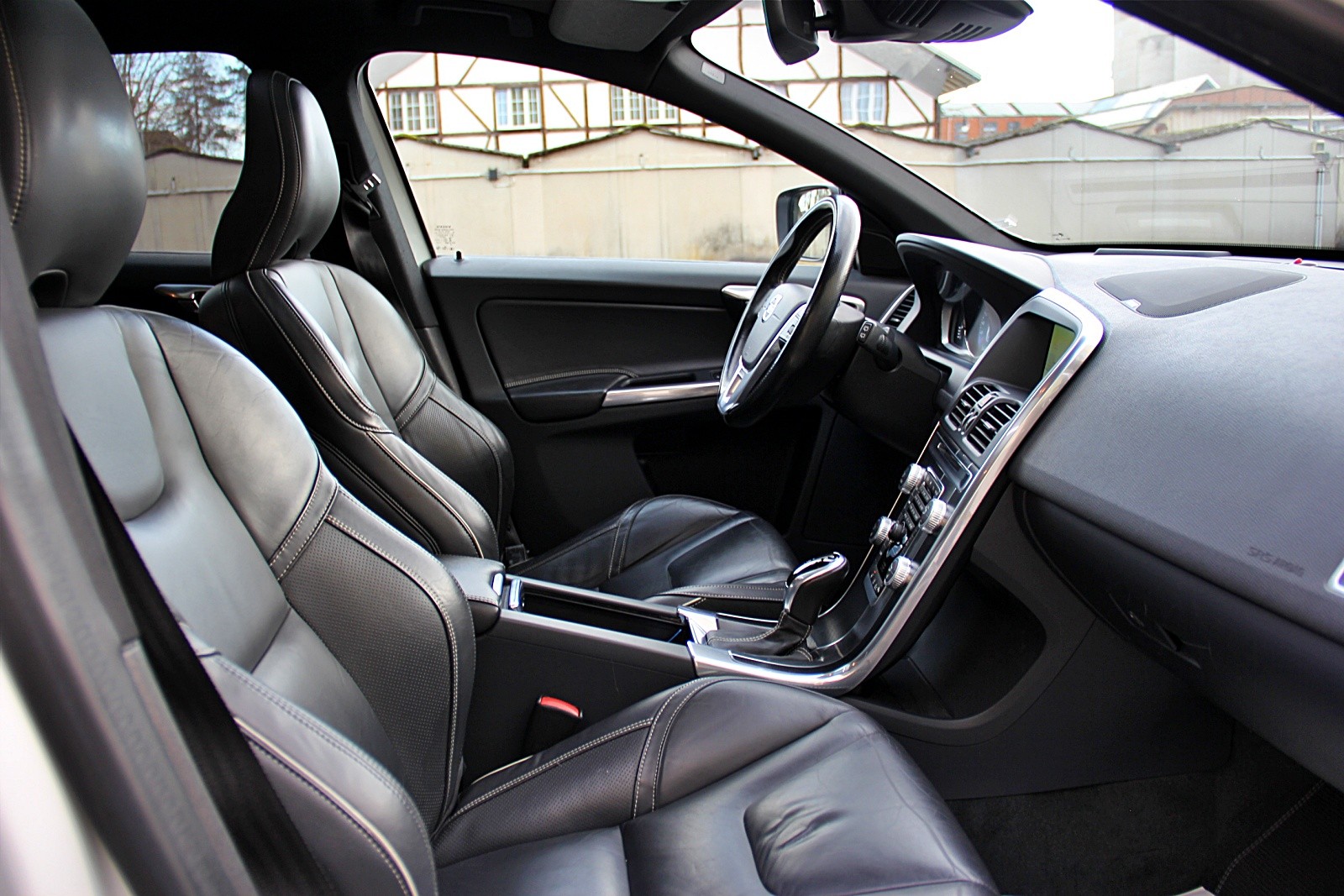 VOLVO XC60 D5 AWD Summum R-Design Geartronic-image-11