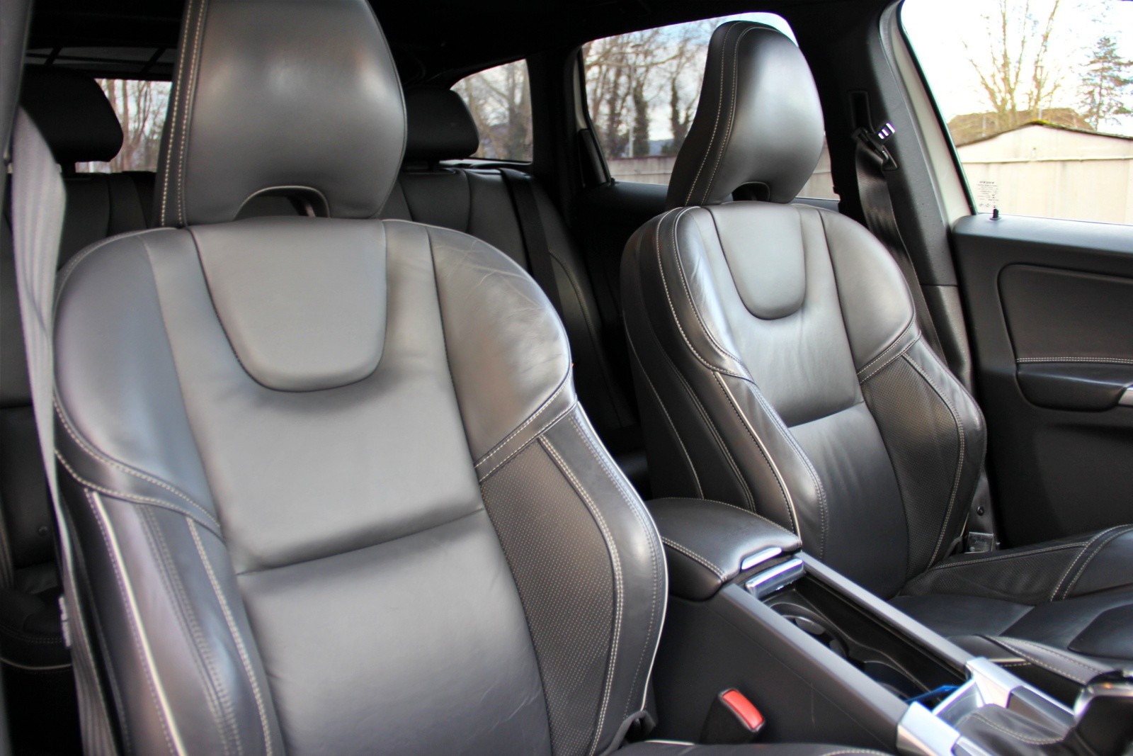 VOLVO XC60 D5 AWD Summum R-Design Geartronic-image-12
