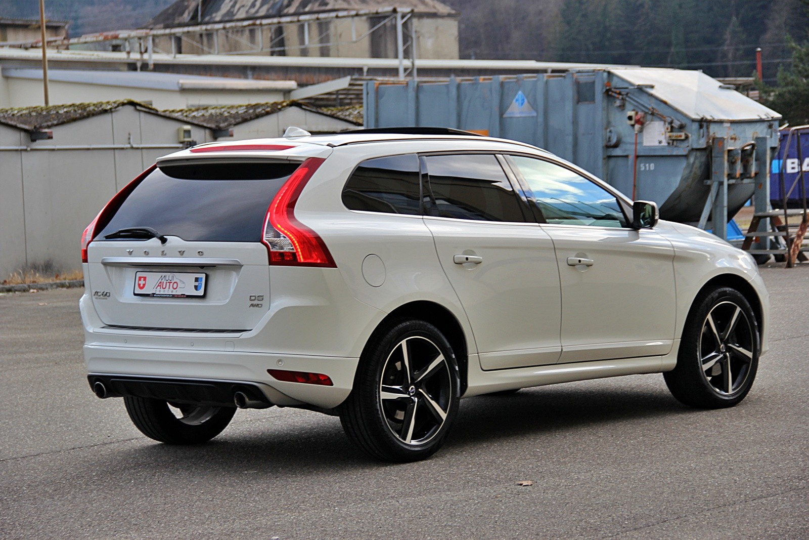 VOLVO XC60 D5 AWD Summum R-Design Geartronic-image-4