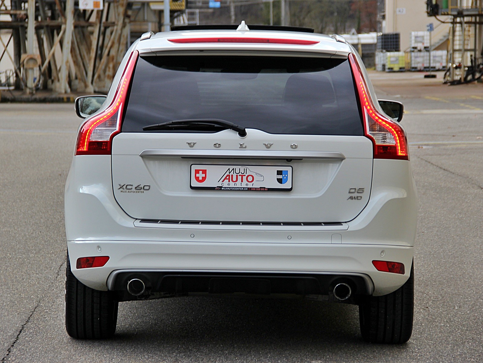 VOLVO XC60 D5 AWD Summum R-Design Geartronic-showroom-element-3