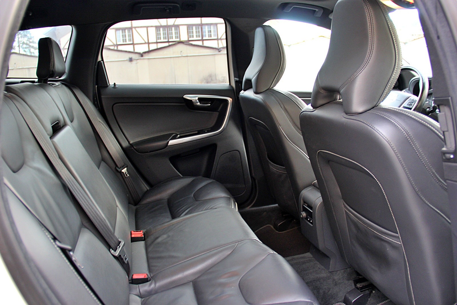 VOLVO XC60 D5 AWD Summum R-Design Geartronic-image-13