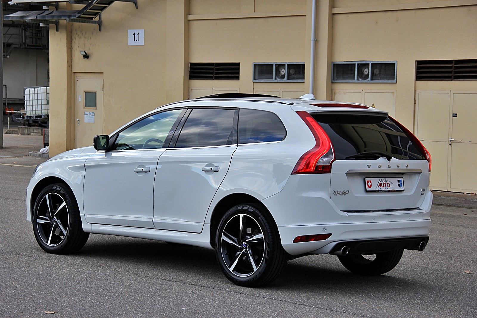 VOLVO XC60 D5 AWD Summum R-Design Geartronic-showroom-element-2