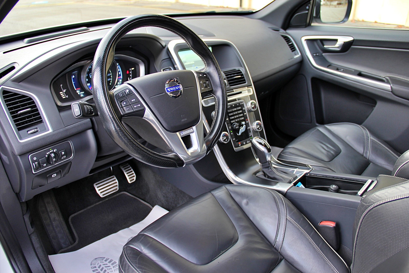 VOLVO XC60 D5 AWD Summum R-Design Geartronic-image-8