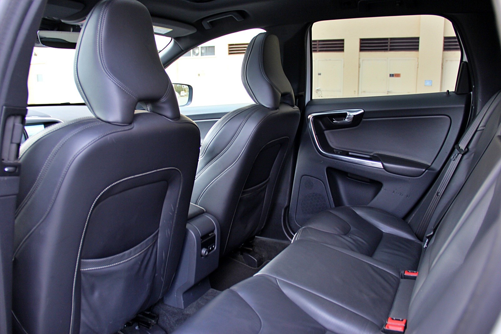 VOLVO XC60 D5 AWD Summum R-Design Geartronic-image-14