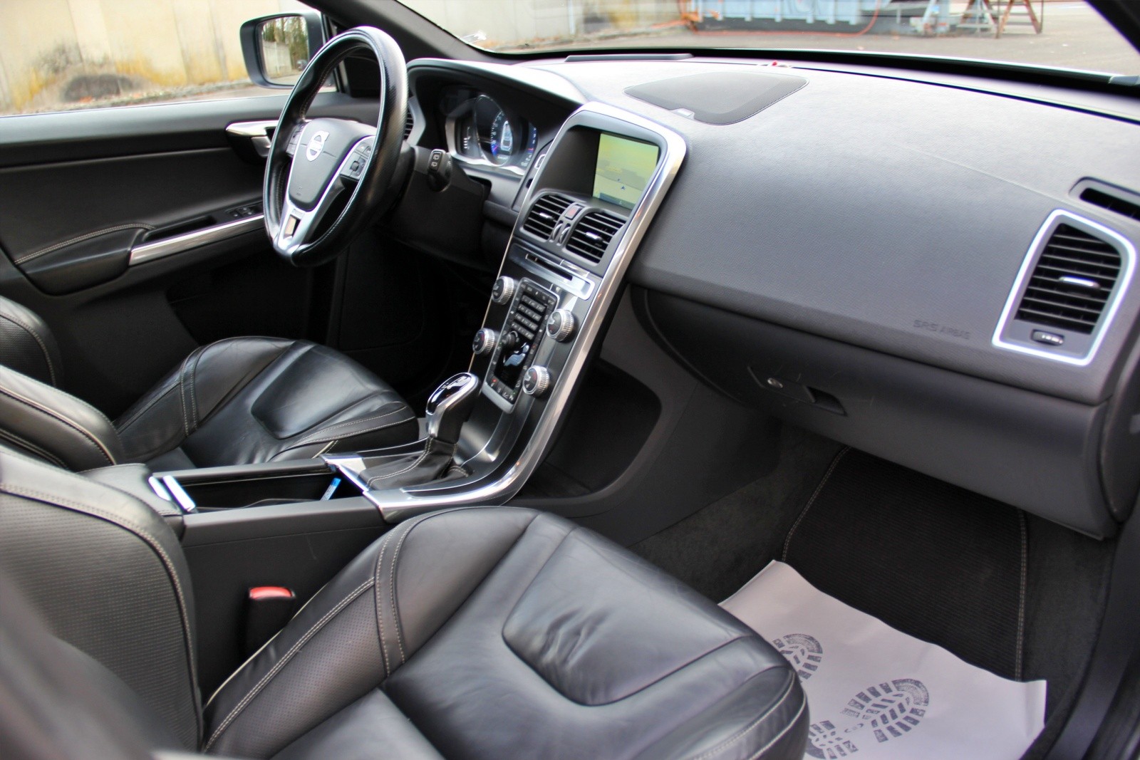 VOLVO XC60 D5 AWD Summum R-Design Geartronic-image-10