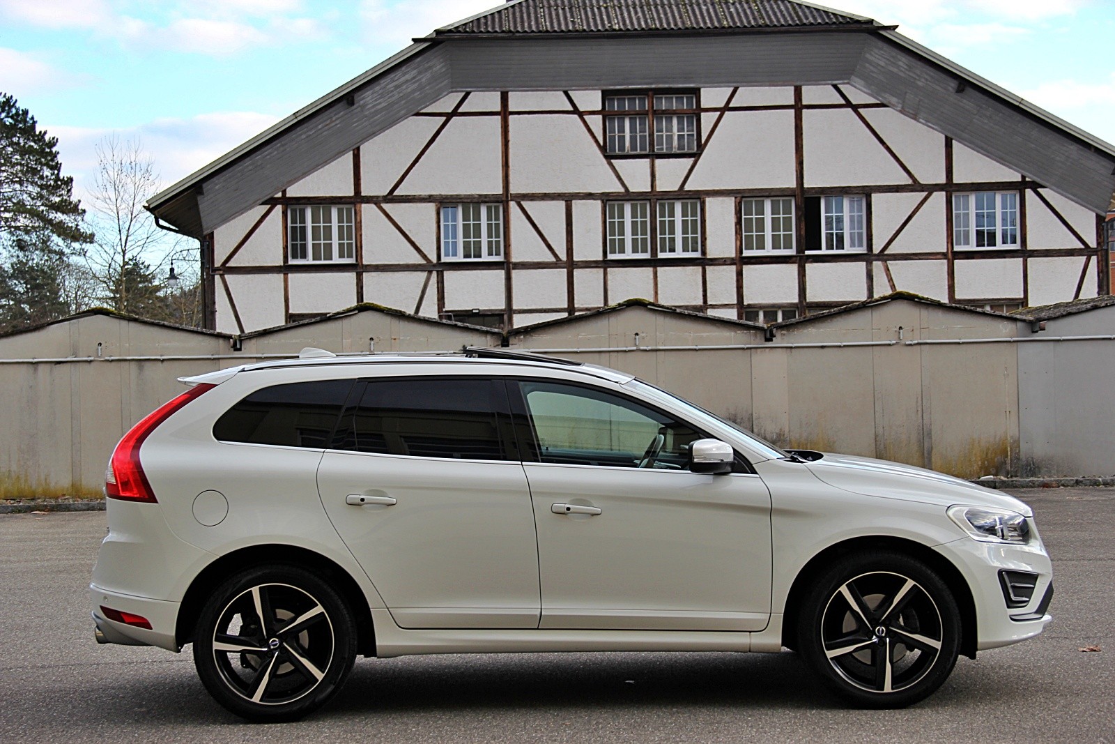 VOLVO XC60 D5 AWD Summum R-Design Geartronic-image-5
