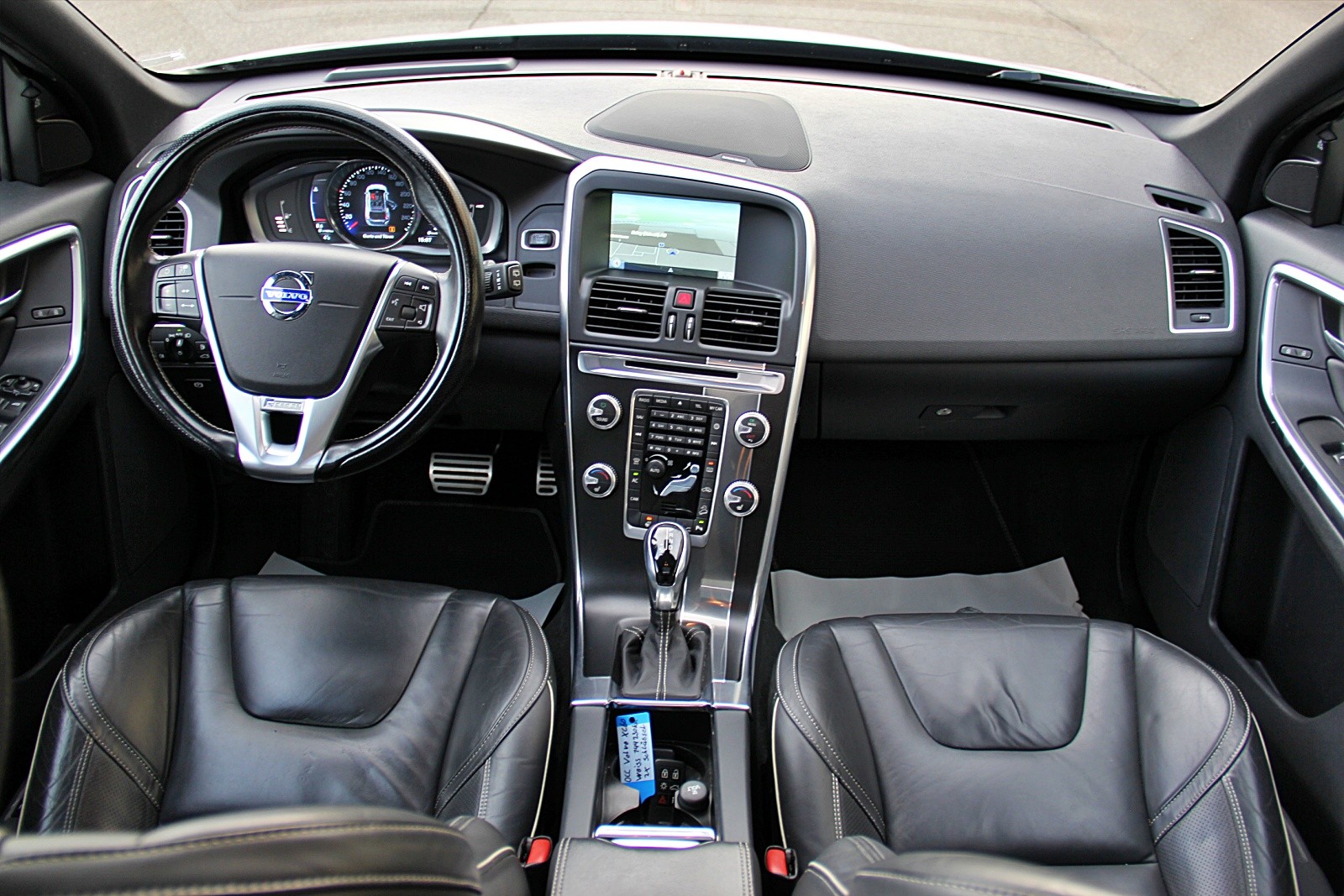 VOLVO XC60 D5 AWD Summum R-Design Geartronic-image-9