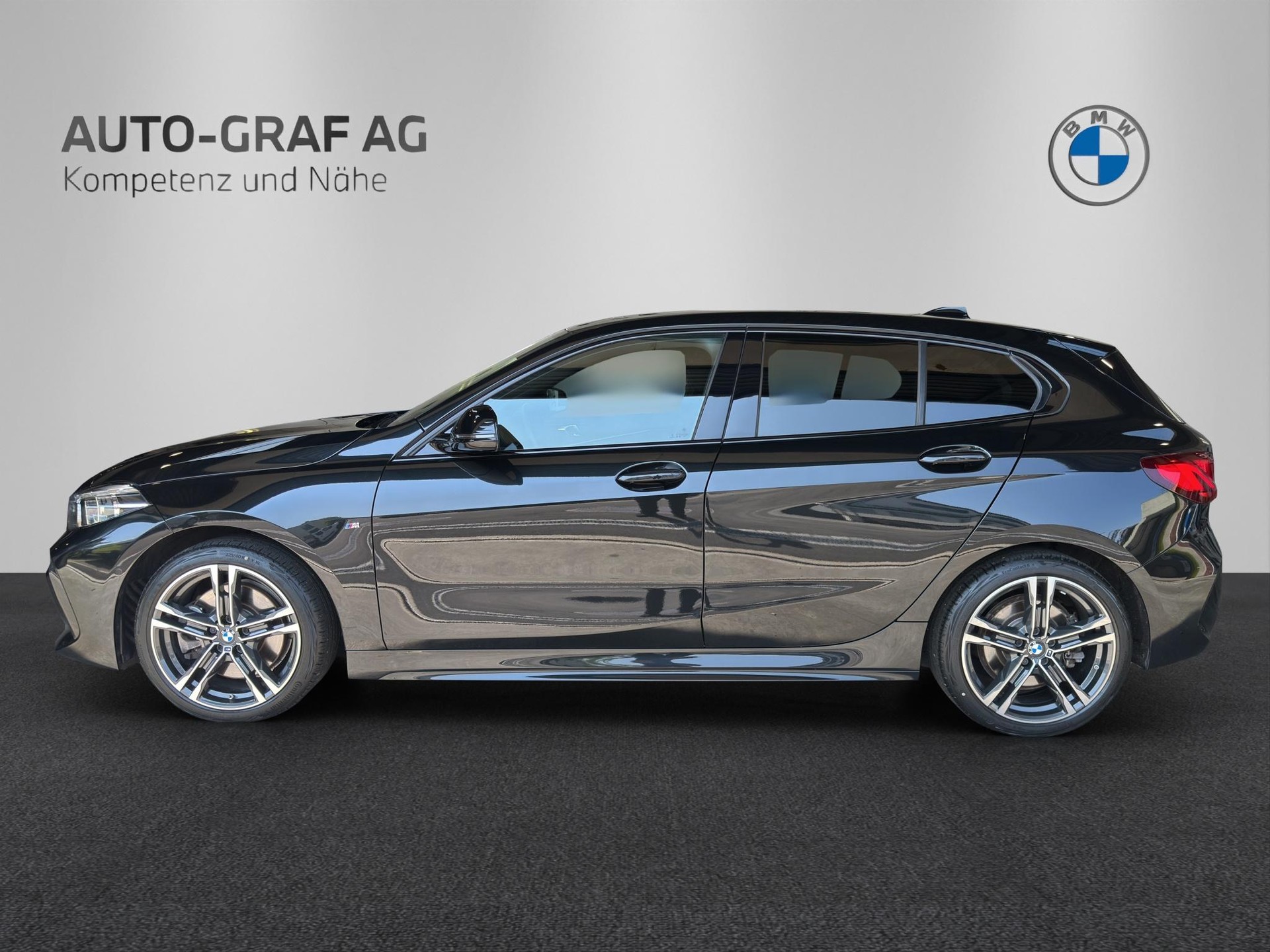 BMW 120d xDrive Pure M Sport-showroom-element-1