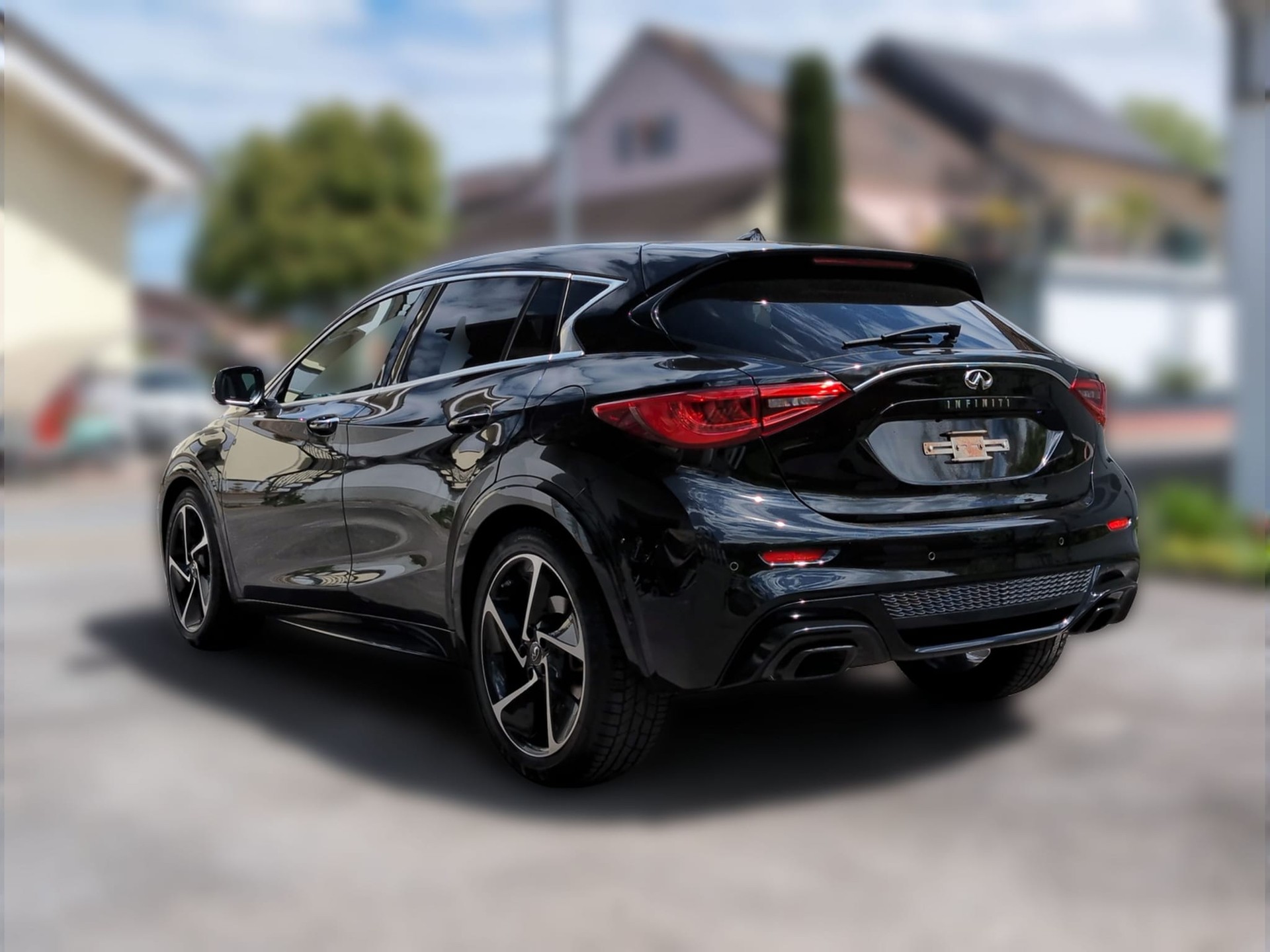 INFINITI Q30 2.0t Sport AWD DCT-image-2