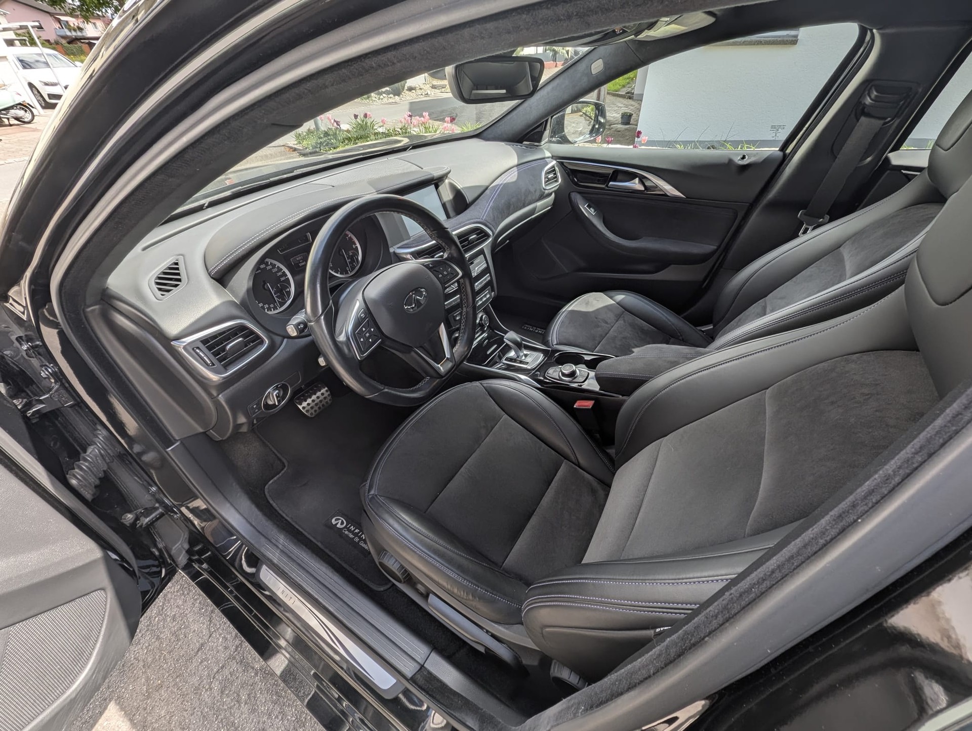 INFINITI Q30 2.0t Sport AWD DCT-image-3
