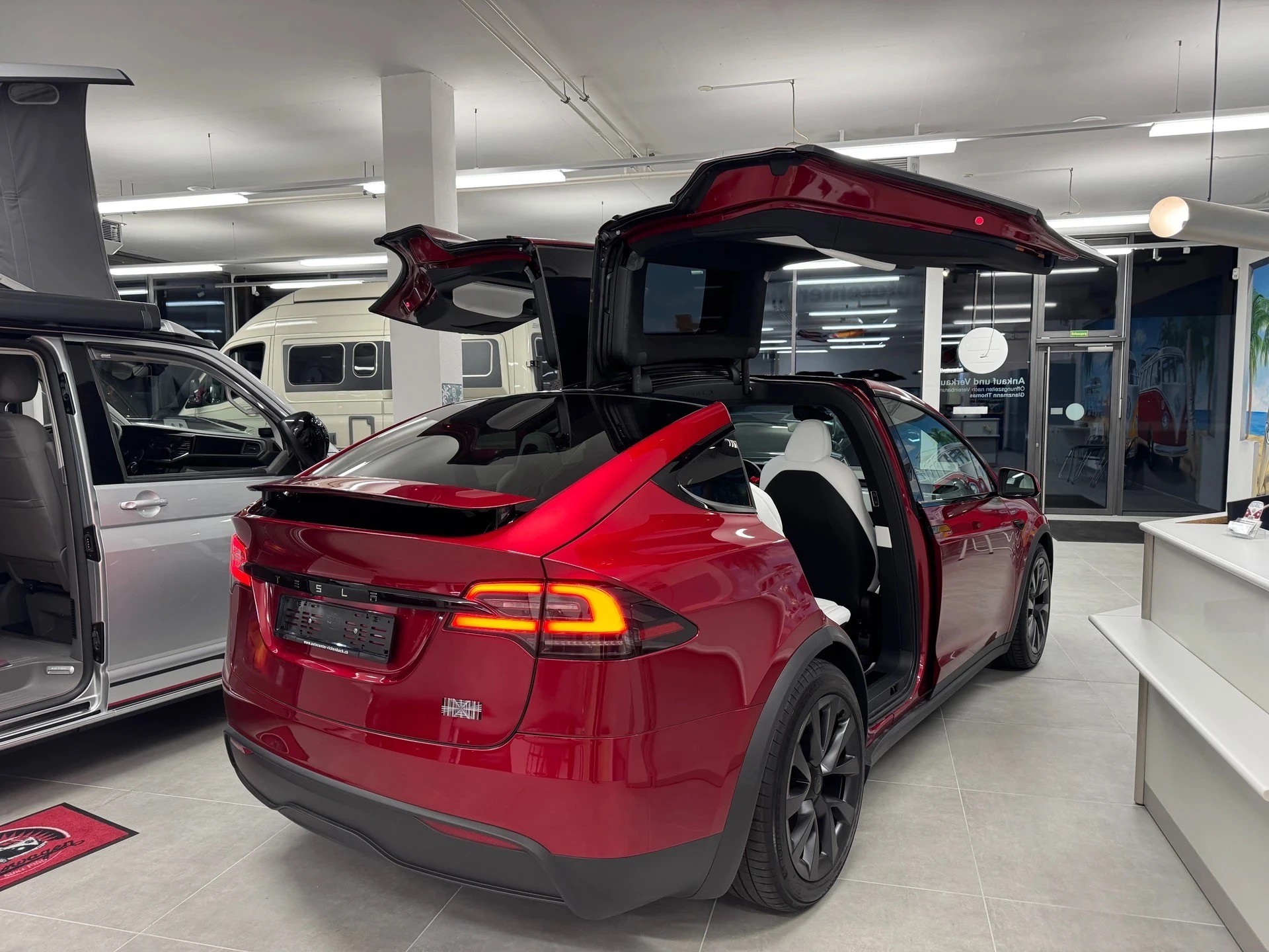 TESLA Model X 100kWh Plaid 12 *1267PS* ((Np.120`000.-)) CH-Auslieferung AHK 6Pl-showroom-element-2
