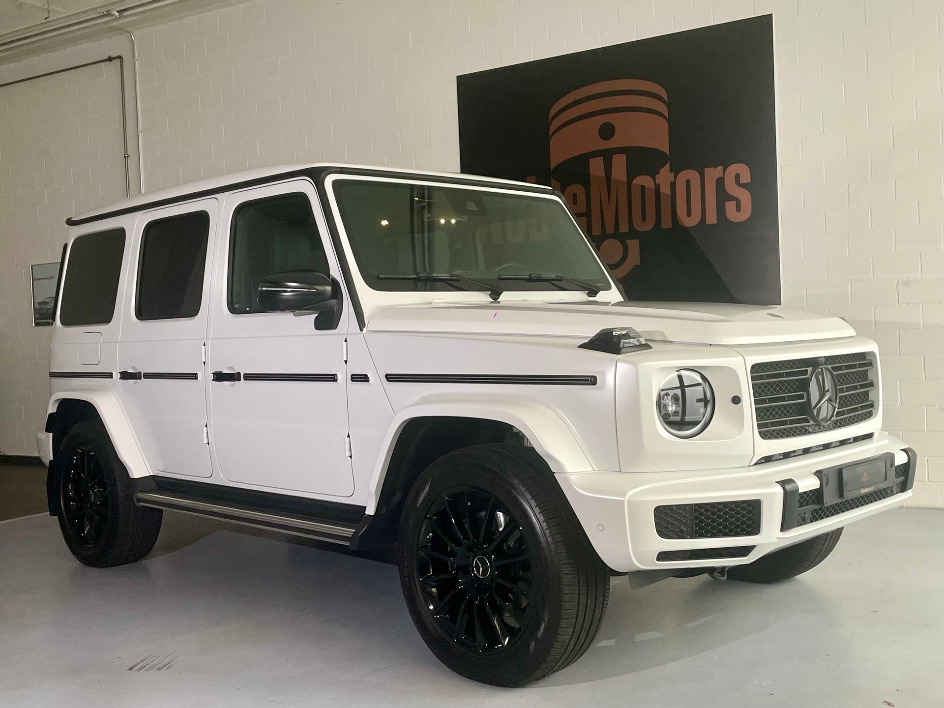 MERCEDES-BENZ G 400 d AMG Line 9G-Tronic mit Exklusiver Designo Magno MATT LACKIERUNG-showroom-element-2