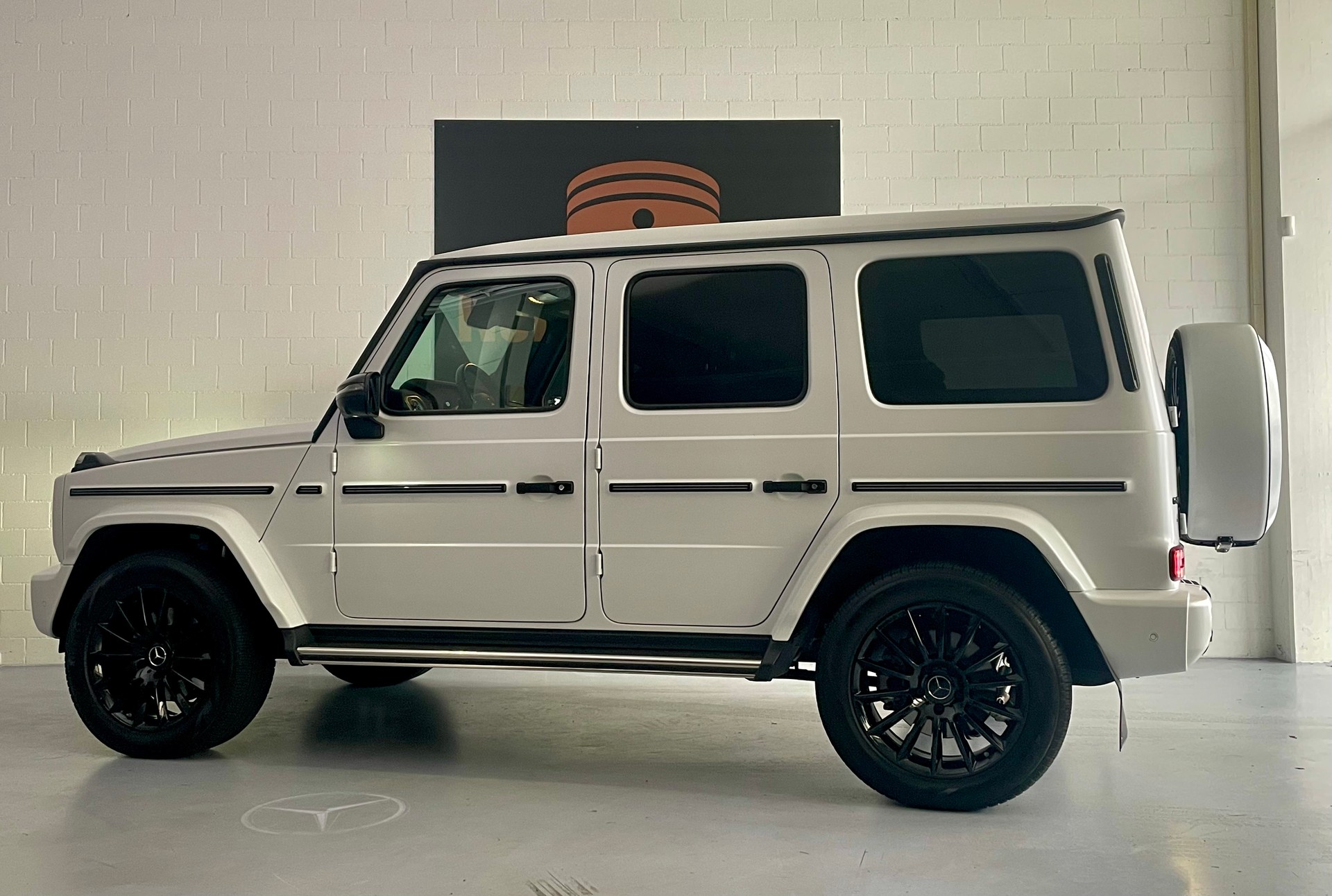 MERCEDES-BENZ G 400 d AMG Line 9G-Tronic mit Exklusiver Designo Magno MATT LACKIERUNG-showroom-element-3
