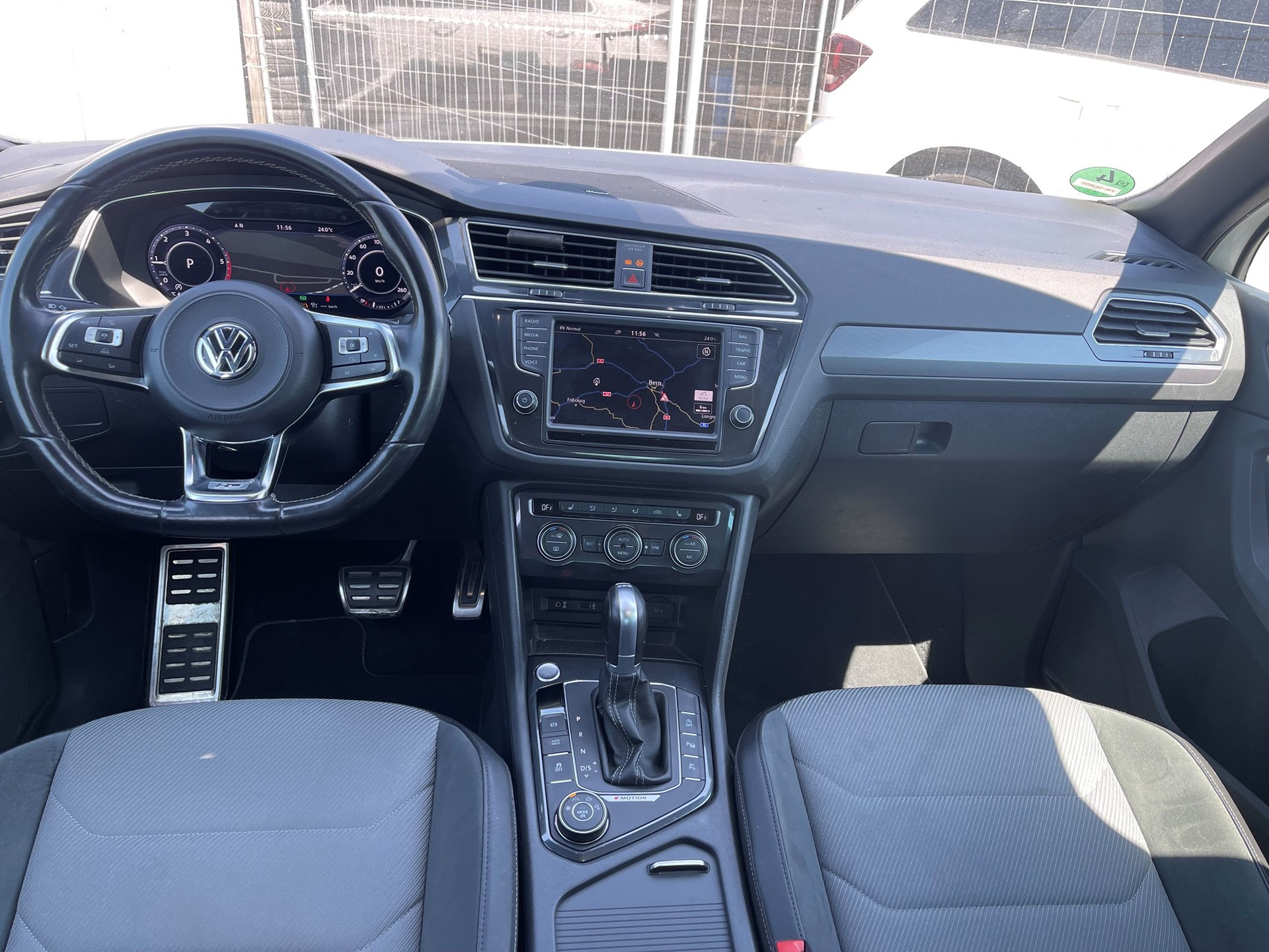 VW Tiguan 2.0 TDI R-Line Highline 4Motion DSG-image-12