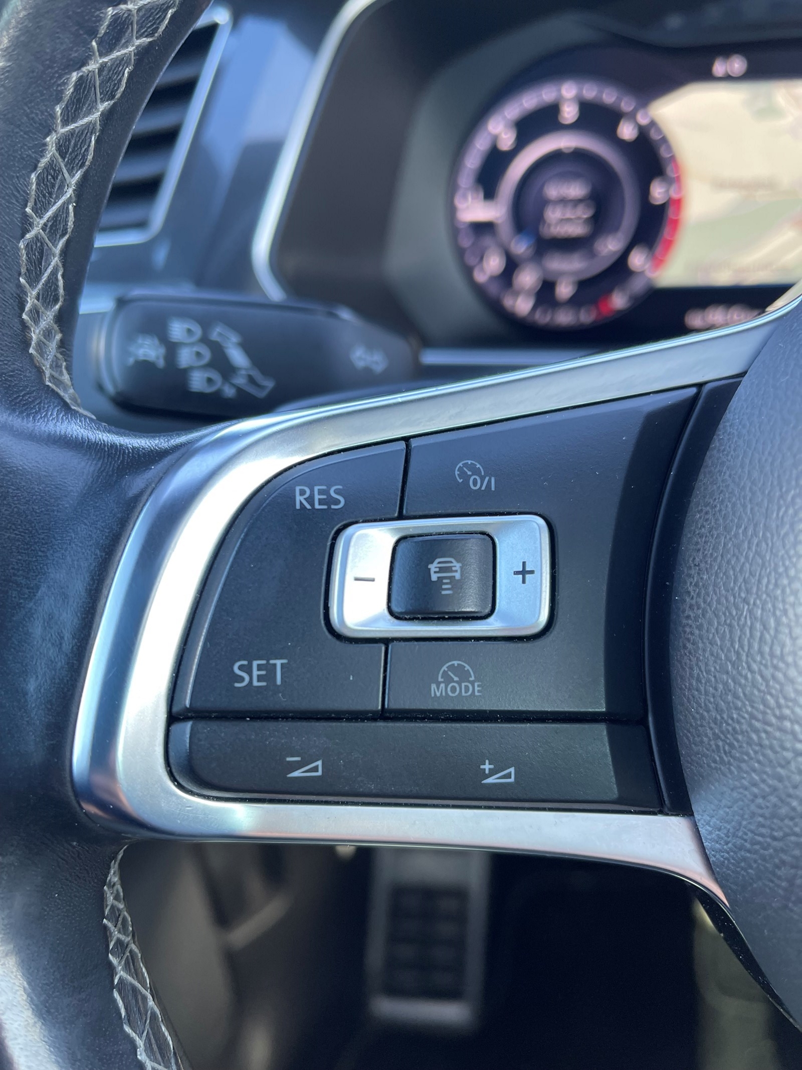 VW Tiguan 2.0 TDI R-Line Highline 4Motion DSG-image-15