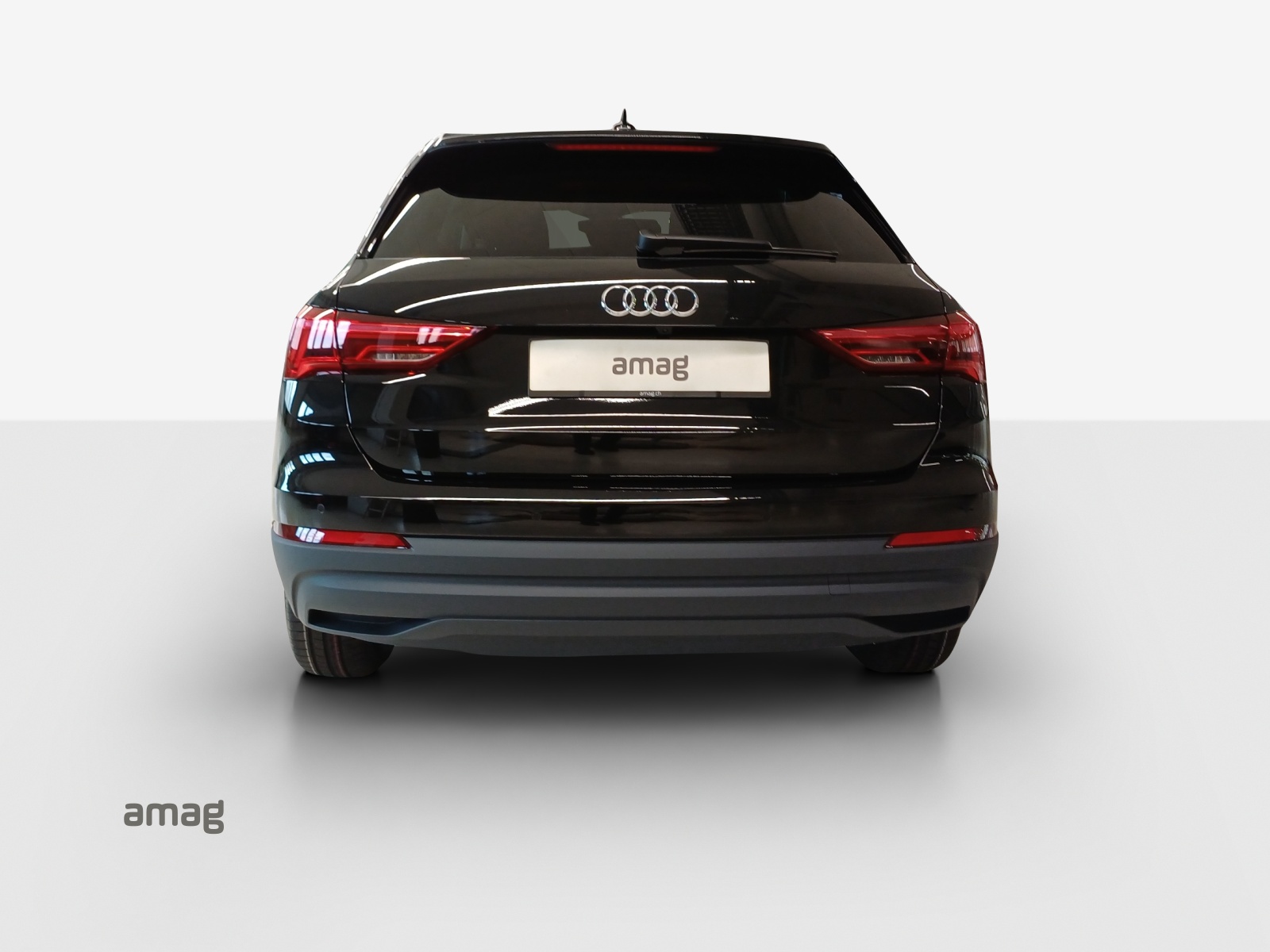 AUDI Q3 35 TFSI Attraction S-tronic-showroom-element-3