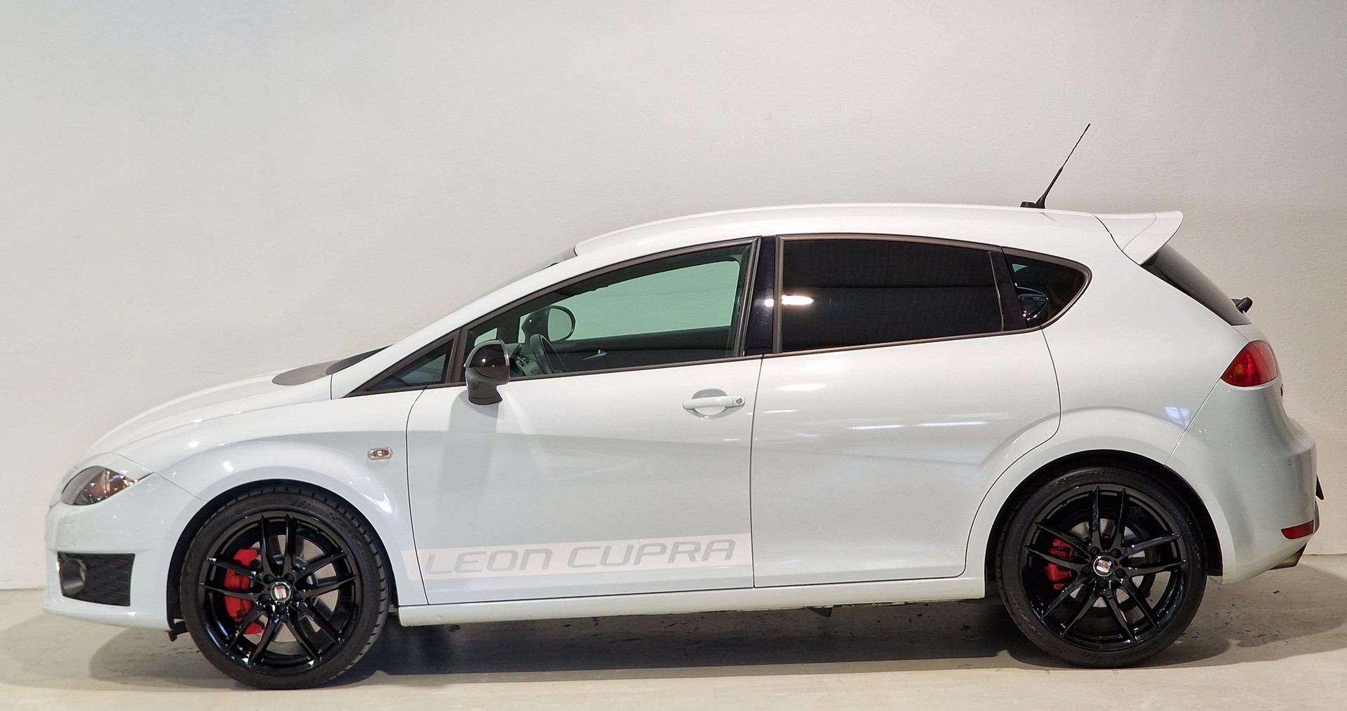 SEAT Leon 2.0 TSI Cupra R310 World Champion Edition-showroom-element-1