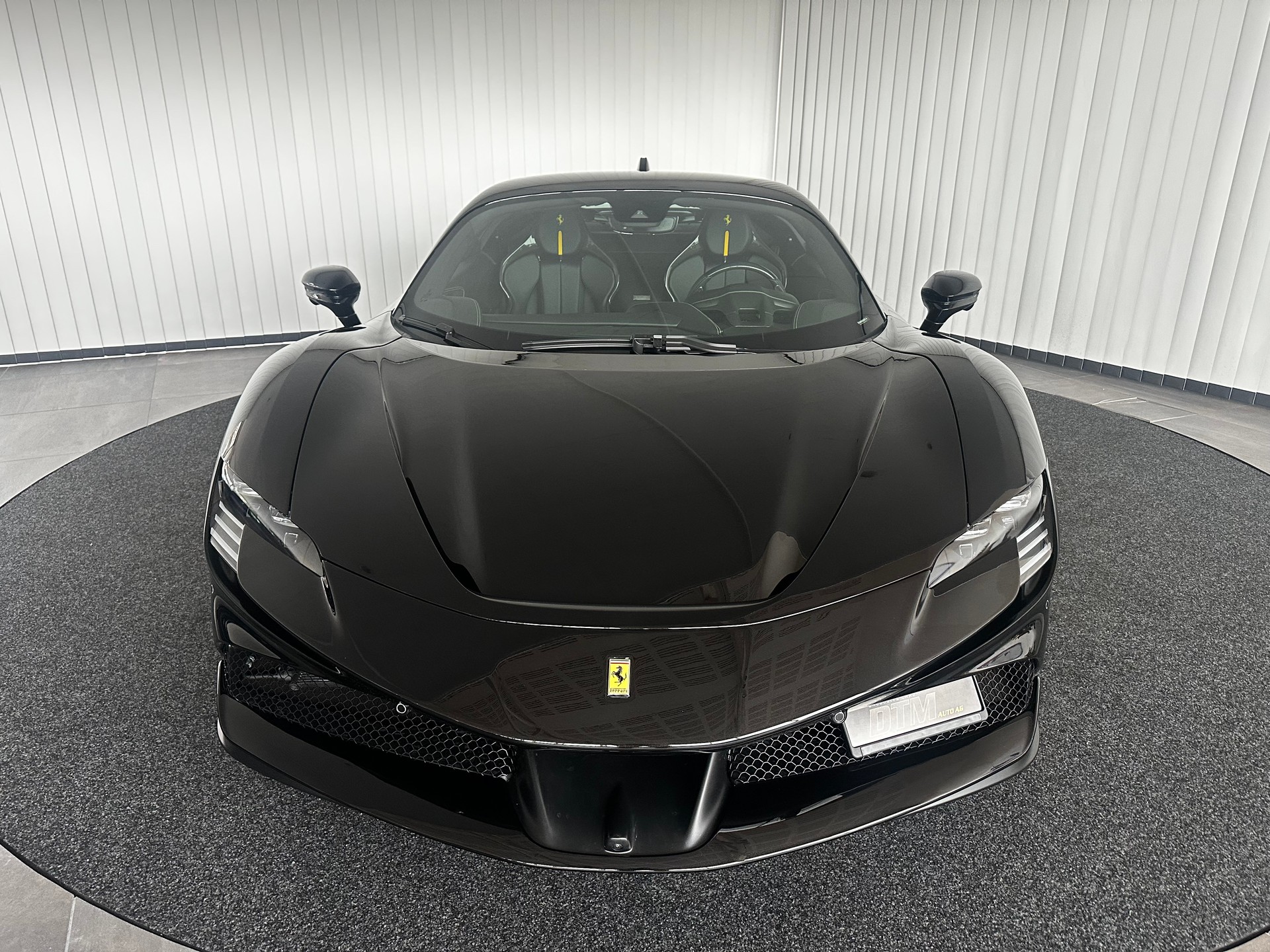 FERRARI SF90 Stradale-showroom-element-1