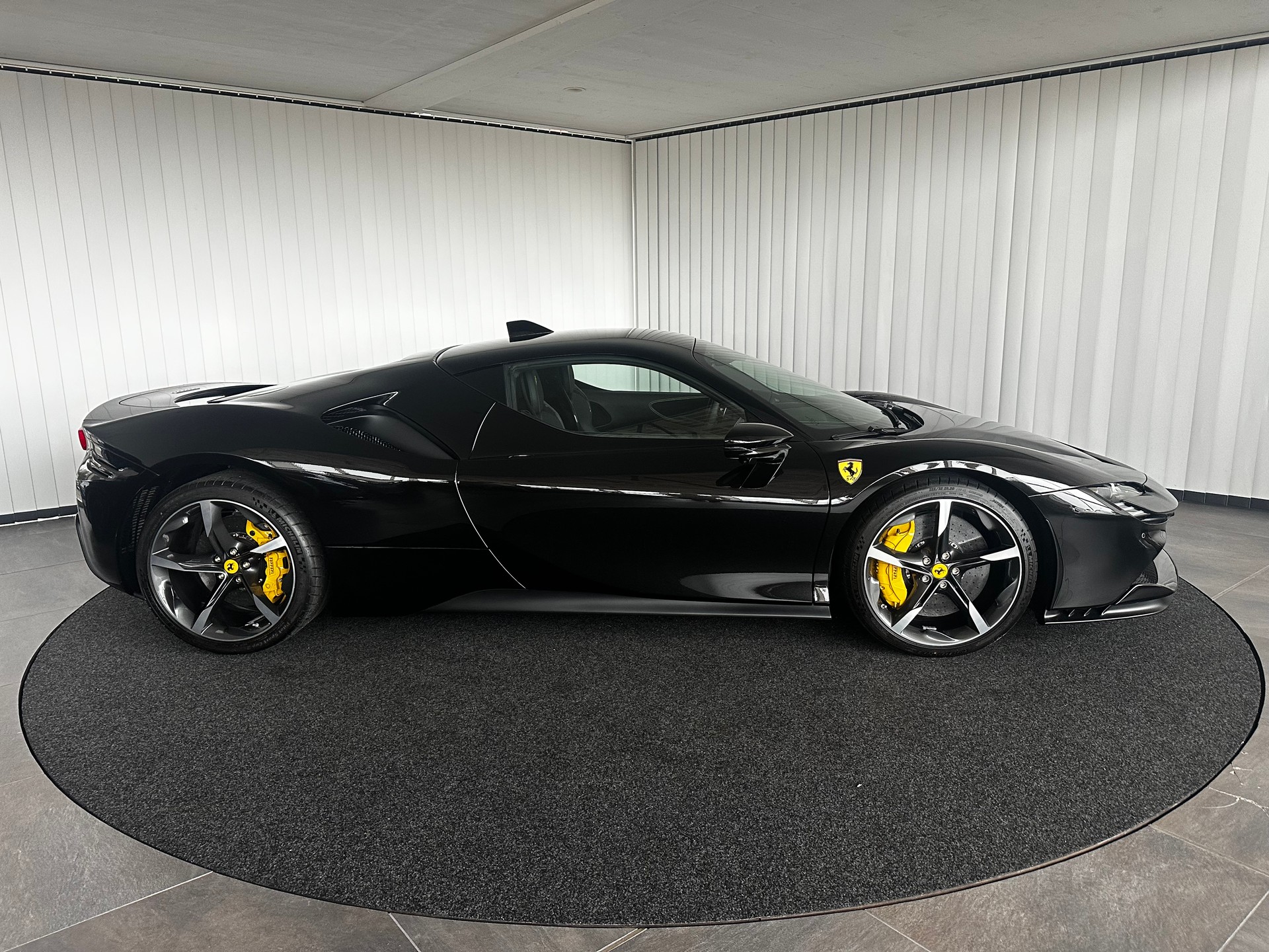 FERRARI SF90 Stradale-showroom-element-3
