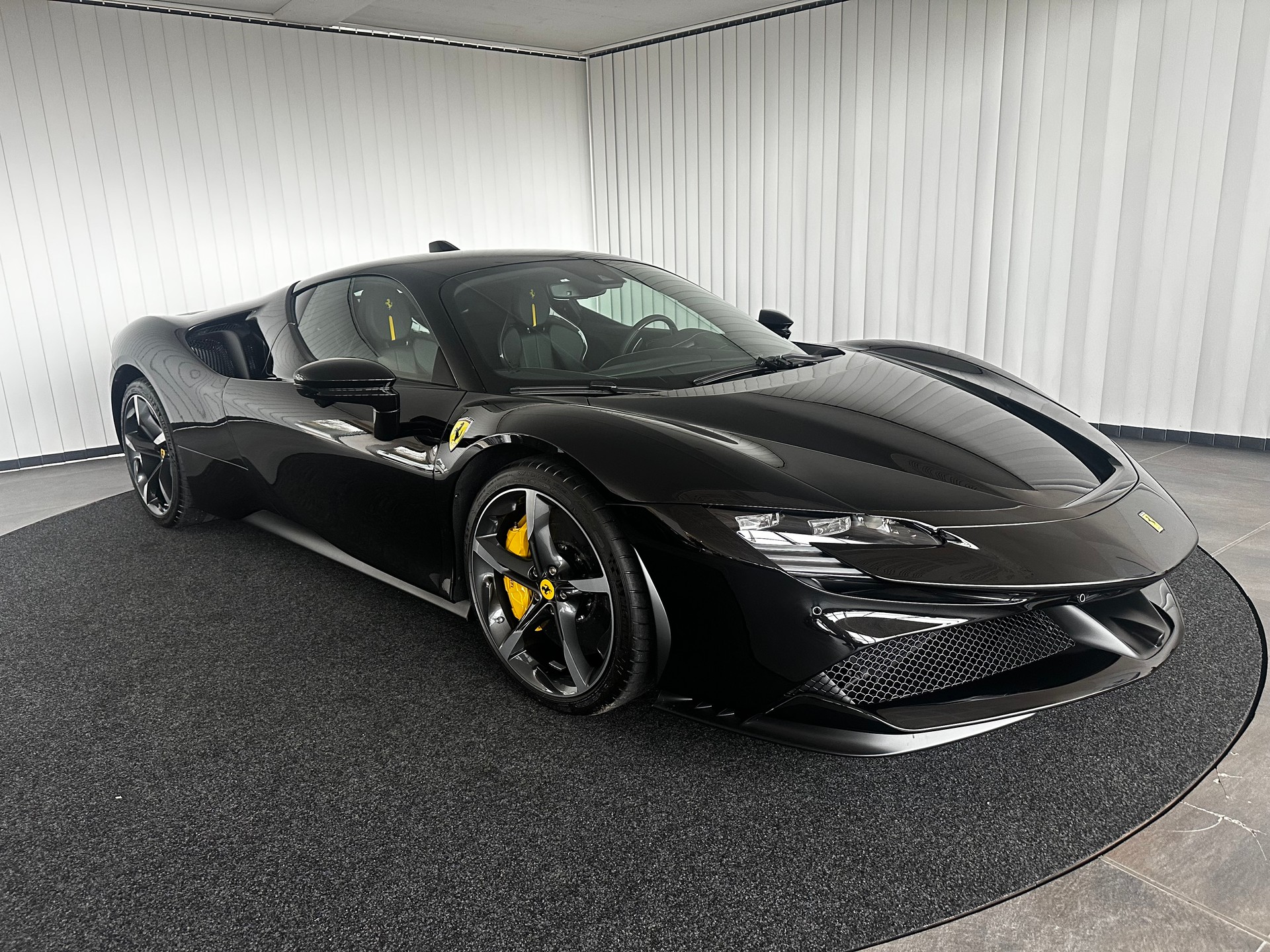 FERRARI SF90 Stradale-showroom-element-2