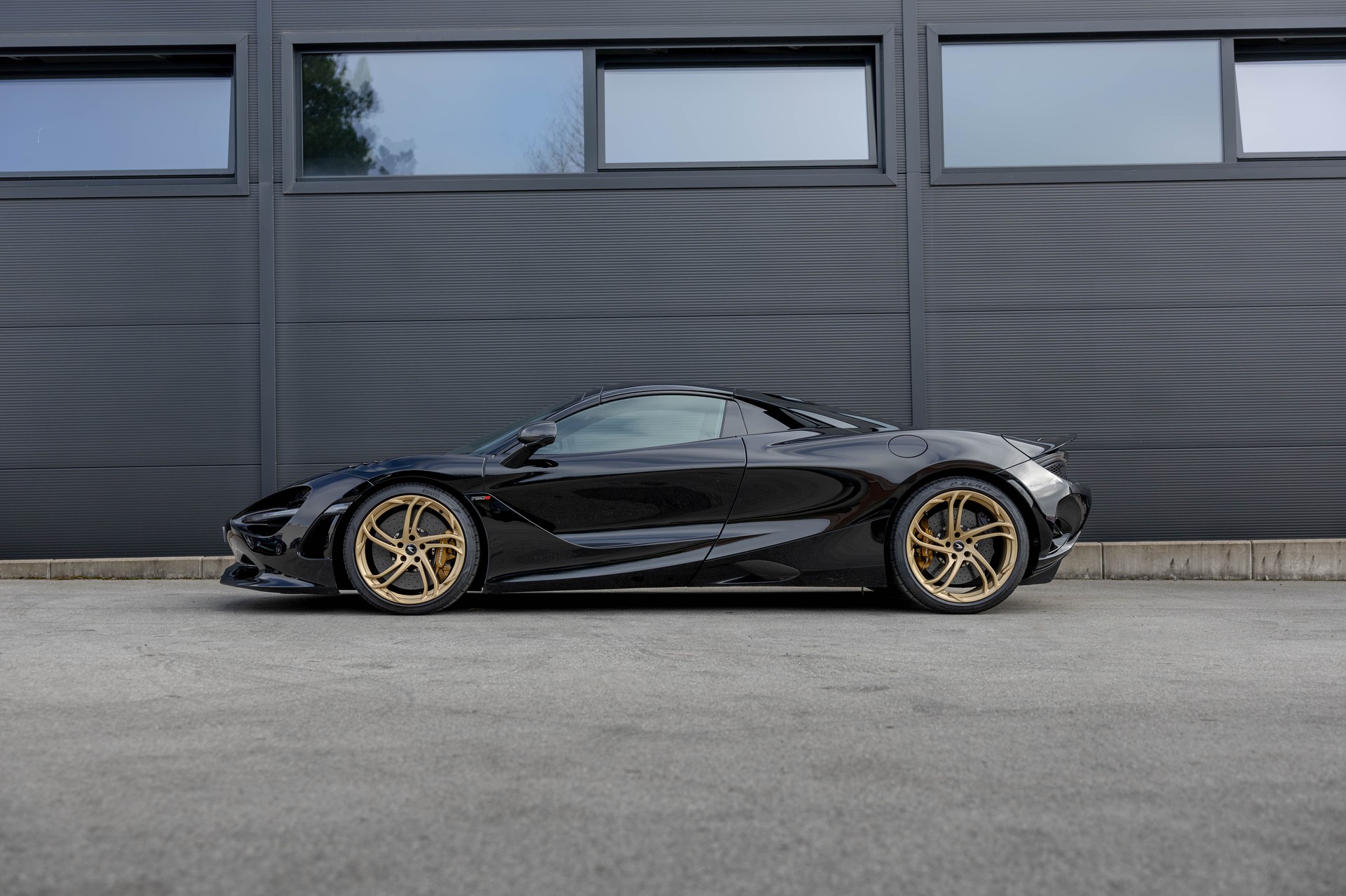 McLAREN 750S-image-2