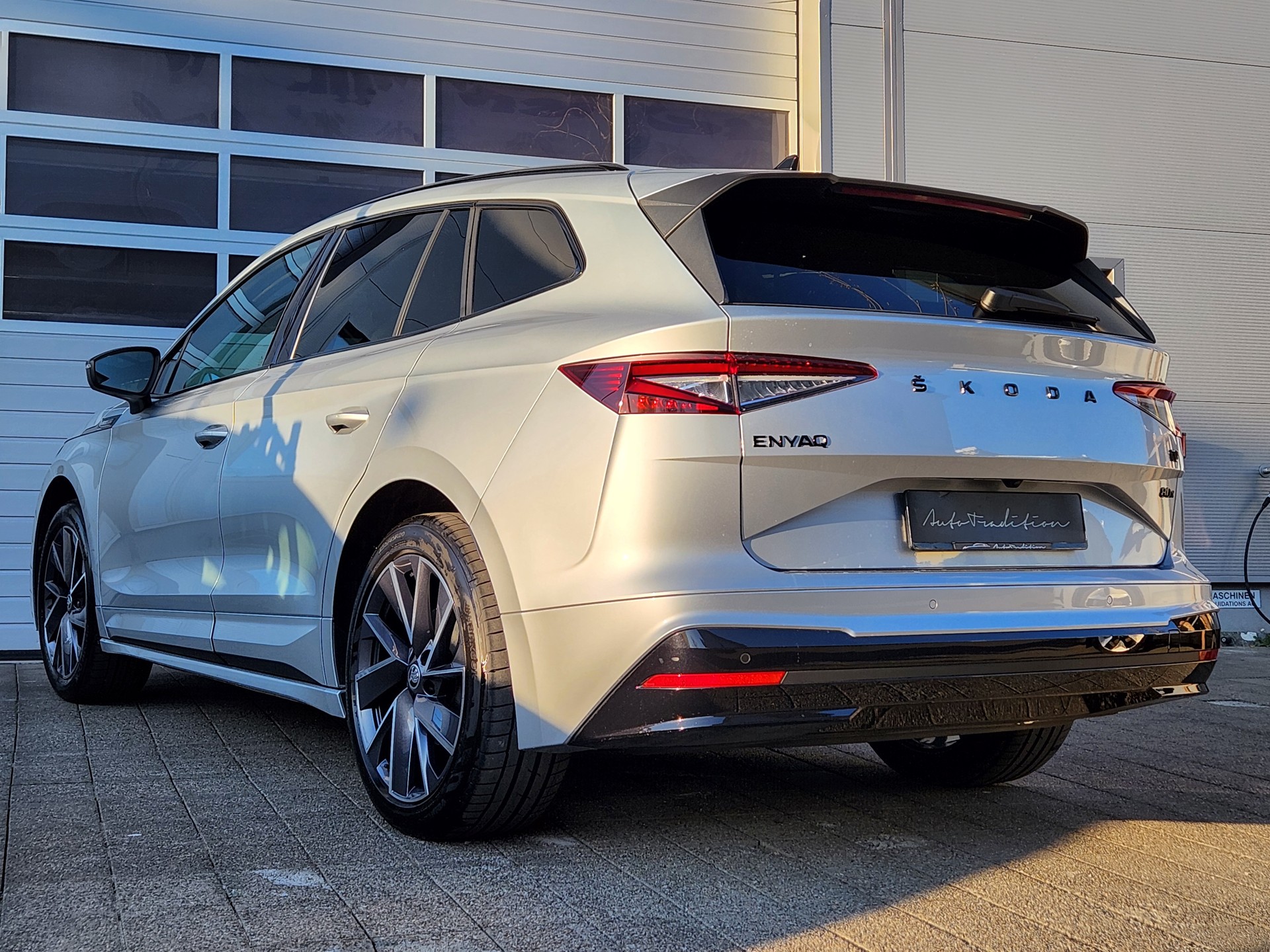 SKODA Enyaq iV 80 SportLine Ultra * ** VOLLAUSSTATTUNG -BATTERIEZERTIFIKAT -MASSAGE SITZE -EL.ANHÄNGERKUPPLUNG -GARANTIE BIS 06.2030-showroom-element-3
